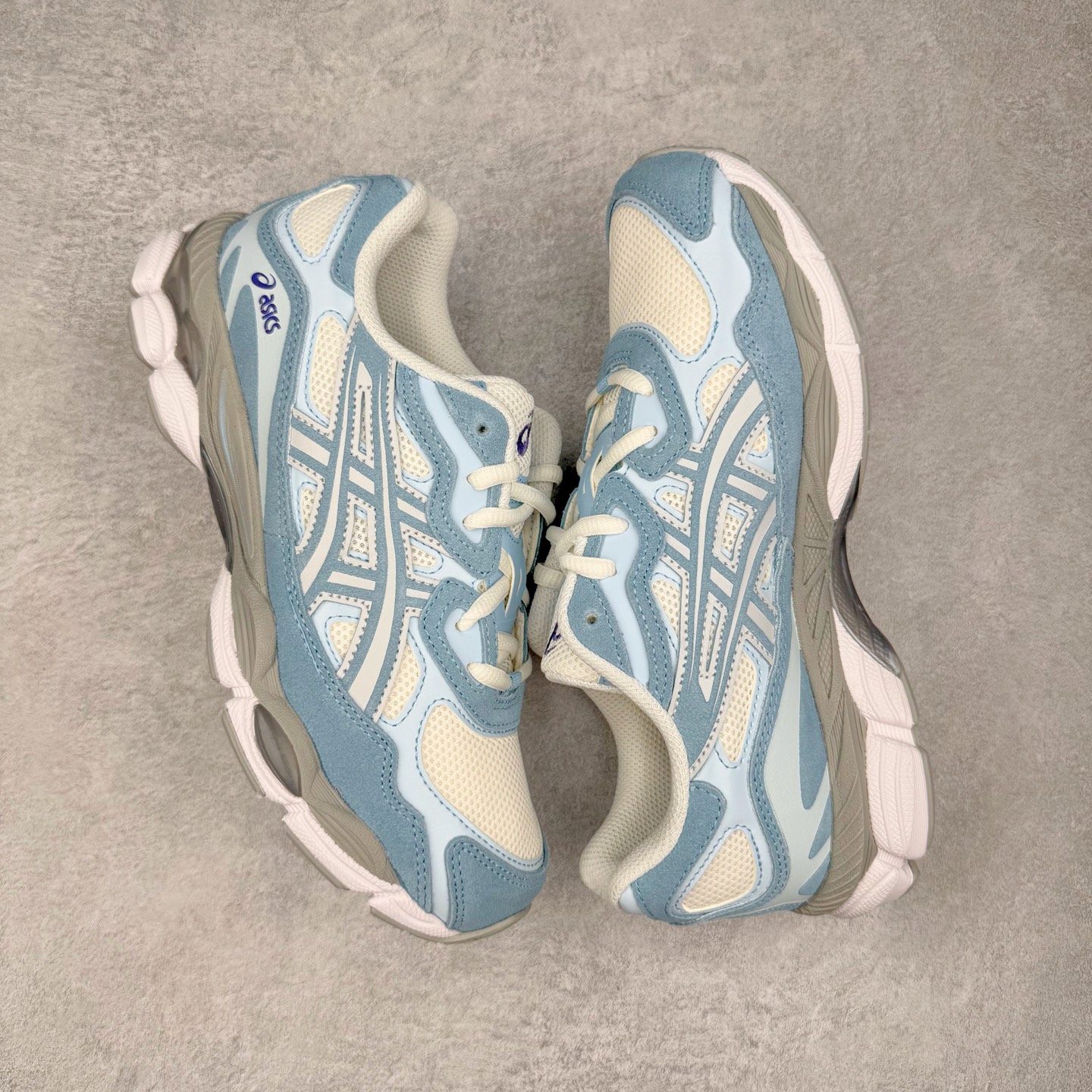 图片[3]-＃ZC总裁 Asics GEL-NYC 亚瑟士防滑耐磨透气低帮运动休闲鞋 GEL-NYC™ 运动鞋的灵感源自传统和现代高性能跑步风格 其鞋面结构参考了 2000 年代初的 GEL-NIMBUS™ 3 鞋 并将其与 MC-PLUS V 设计中的各种装饰融为一体 该工装通过使用 GEL-CUMULUS® 16 鞋的工装系统来对比鞋面的复古风格 通过轻质泡沫和 GEL® 技术嵌入物的结合 这种中底结构有助于创造先进的脚底舒适度 尺码：36 37 37.5 38 39 40.5 41.5 42 42.5 43.5 44 45 46.5 47-选品中心