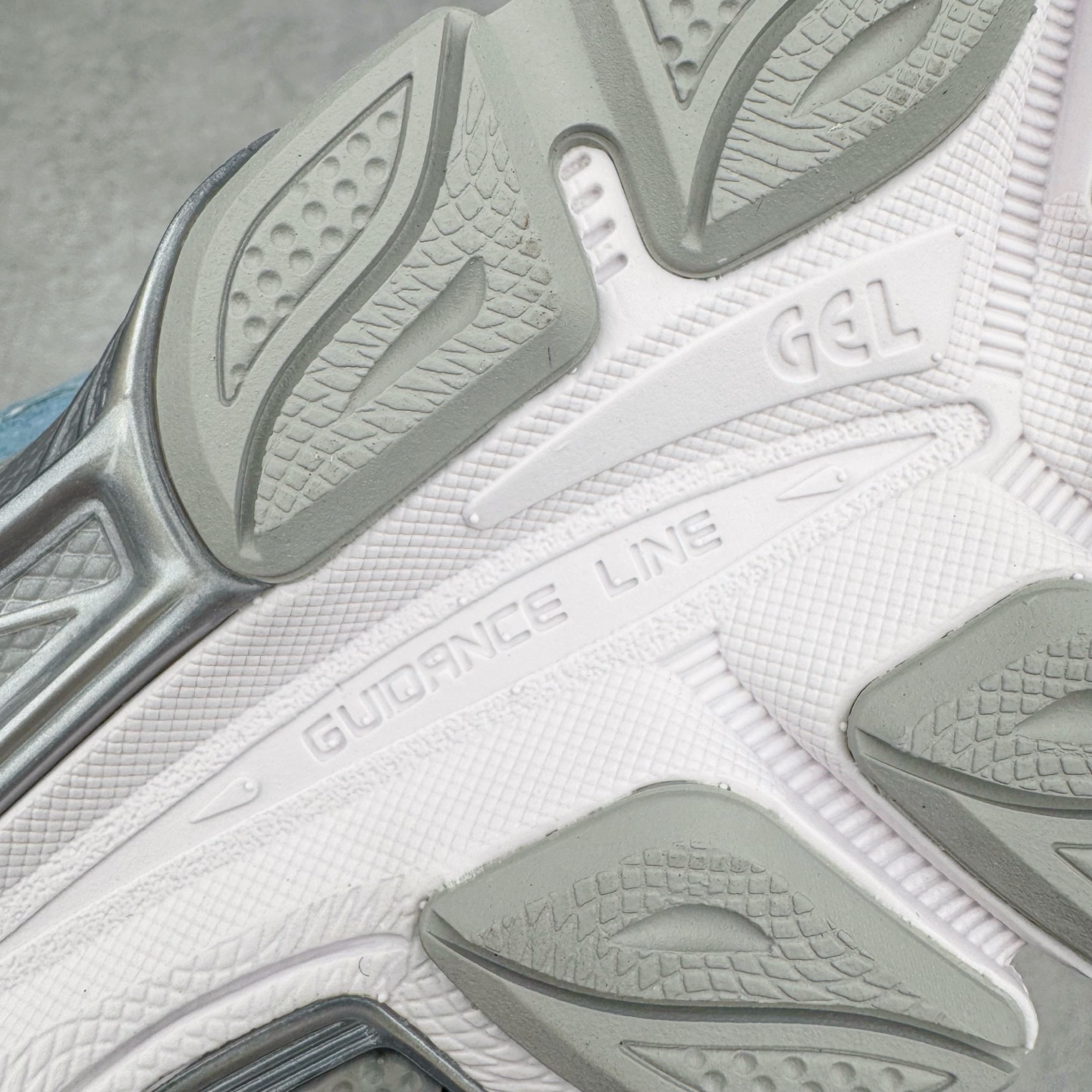 图片[21]-＃ZC总裁 Asics GEL-NYC 亚瑟士防滑耐磨透气低帮运动休闲鞋 GEL-NYC™ 运动鞋的灵感源自传统和现代高性能跑步风格 其鞋面结构参考了 2000 年代初的 GEL-NIMBUS™ 3 鞋 并将其与 MC-PLUS V 设计中的各种装饰融为一体 该工装通过使用 GEL-CUMULUS® 16 鞋的工装系统来对比鞋面的复古风格 通过轻质泡沫和 GEL® 技术嵌入物的结合 这种中底结构有助于创造先进的脚底舒适度 尺码：36 37 37.5 38 39 40.5 41.5 42 42.5 43.5 44 45 46.5 47-选品中心