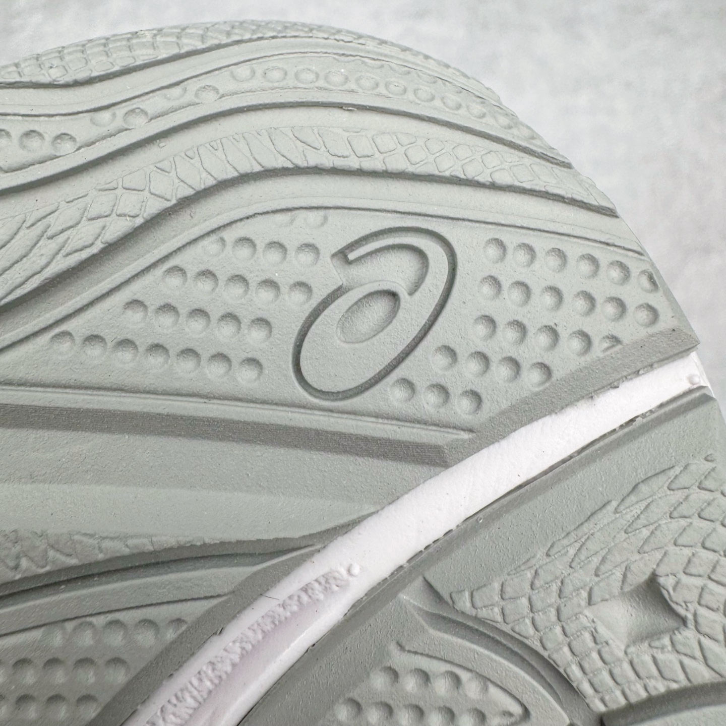 图片[20]-＃ZC总裁 Asics GEL-NYC 亚瑟士防滑耐磨透气低帮运动休闲鞋 GEL-NYC™ 运动鞋的灵感源自传统和现代高性能跑步风格 其鞋面结构参考了 2000 年代初的 GEL-NIMBUS™ 3 鞋 并将其与 MC-PLUS V 设计中的各种装饰融为一体 该工装通过使用 GEL-CUMULUS® 16 鞋的工装系统来对比鞋面的复古风格 通过轻质泡沫和 GEL® 技术嵌入物的结合 这种中底结构有助于创造先进的脚底舒适度 尺码：36 37 37.5 38 39 40.5 41.5 42 42.5 43.5 44 45 46.5 47-选品中心