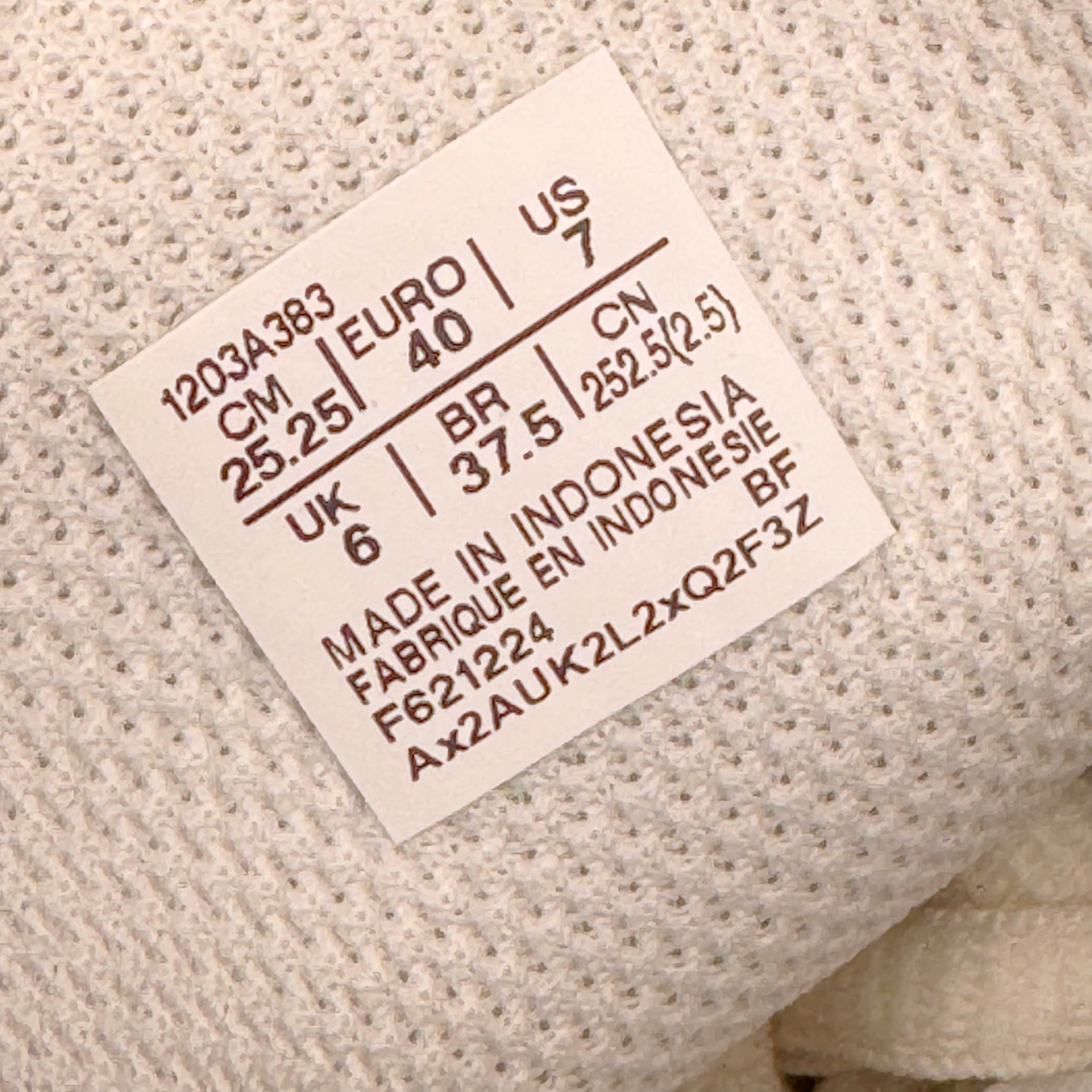 图片[11]-＃ZC总裁 Asics GEL-NYC 亚瑟士防滑耐磨透气低帮运动休闲鞋 GEL-NYC™ 运动鞋的灵感源自传统和现代高性能跑步风格 其鞋面结构参考了 2000 年代初的 GEL-NIMBUS™ 3 鞋 并将其与 MC-PLUS V 设计中的各种装饰融为一体 该工装通过使用 GEL-CUMULUS® 16 鞋的工装系统来对比鞋面的复古风格 通过轻质泡沫和 GEL® 技术嵌入物的结合 这种中底结构有助于创造先进的脚底舒适度 尺码：36 37 37.5 38 39 40.5 41.5 42 42.5 43.5 44 45 46.5 47-选品中心