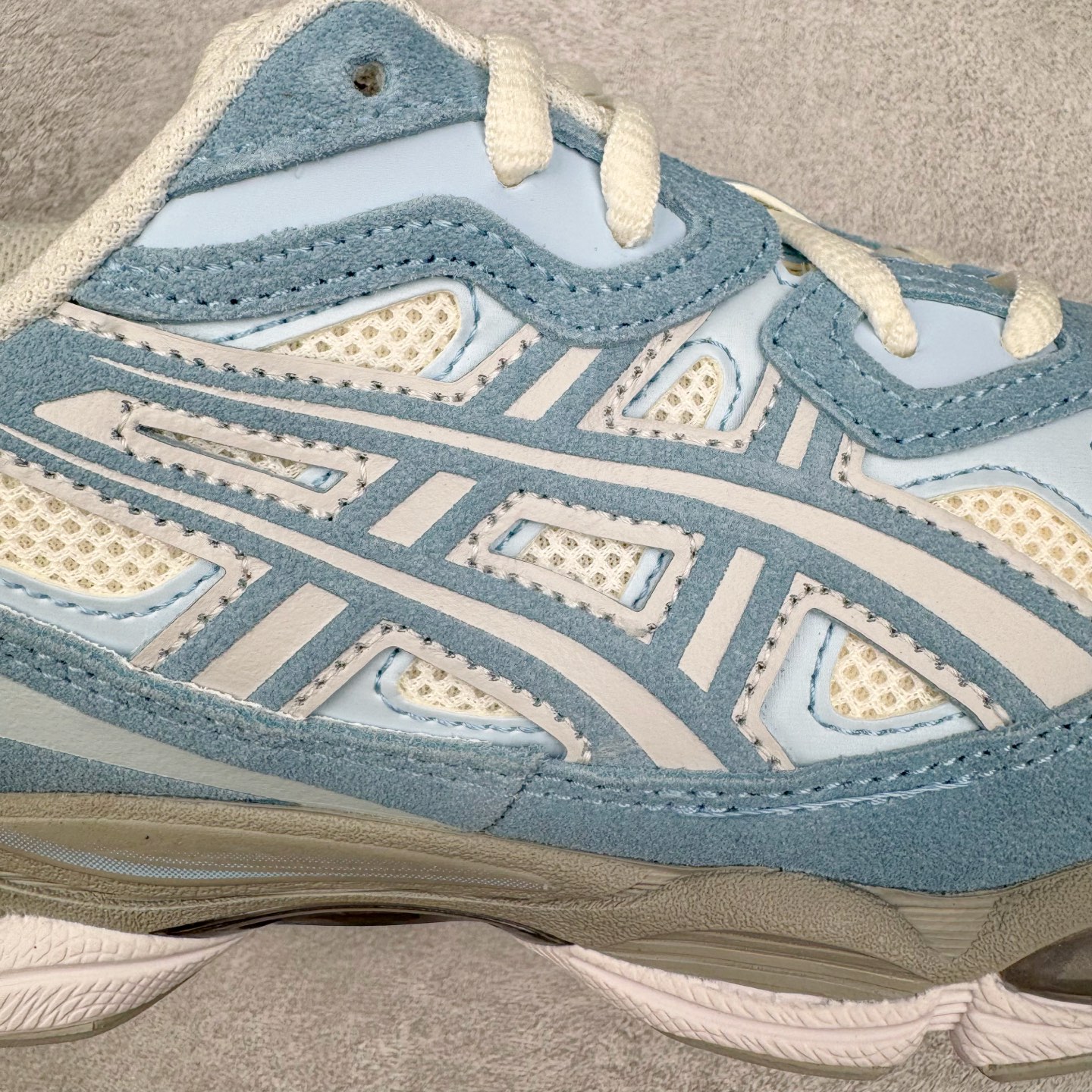 图片[17]-＃ZC总裁 Asics GEL-NYC 亚瑟士防滑耐磨透气低帮运动休闲鞋 GEL-NYC™ 运动鞋的灵感源自传统和现代高性能跑步风格 其鞋面结构参考了 2000 年代初的 GEL-NIMBUS™ 3 鞋 并将其与 MC-PLUS V 设计中的各种装饰融为一体 该工装通过使用 GEL-CUMULUS® 16 鞋的工装系统来对比鞋面的复古风格 通过轻质泡沫和 GEL® 技术嵌入物的结合 这种中底结构有助于创造先进的脚底舒适度 尺码：36 37 37.5 38 39 40.5 41.5 42 42.5 43.5 44 45 46.5 47-选品中心