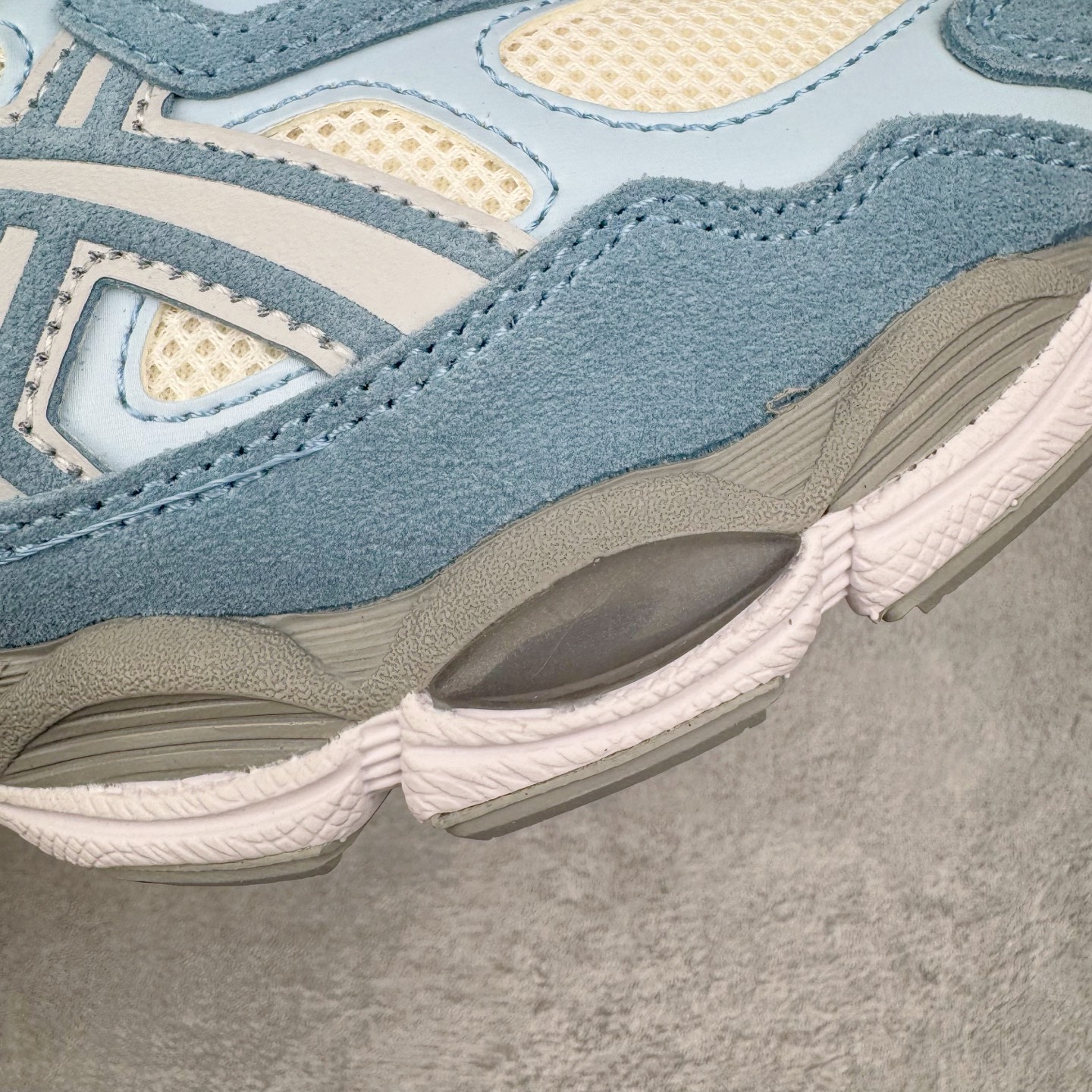 图片[18]-＃ZC总裁 Asics GEL-NYC 亚瑟士防滑耐磨透气低帮运动休闲鞋 GEL-NYC™ 运动鞋的灵感源自传统和现代高性能跑步风格 其鞋面结构参考了 2000 年代初的 GEL-NIMBUS™ 3 鞋 并将其与 MC-PLUS V 设计中的各种装饰融为一体 该工装通过使用 GEL-CUMULUS® 16 鞋的工装系统来对比鞋面的复古风格 通过轻质泡沫和 GEL® 技术嵌入物的结合 这种中底结构有助于创造先进的脚底舒适度 尺码：36 37 37.5 38 39 40.5 41.5 42 42.5 43.5 44 45 46.5 47-选品中心