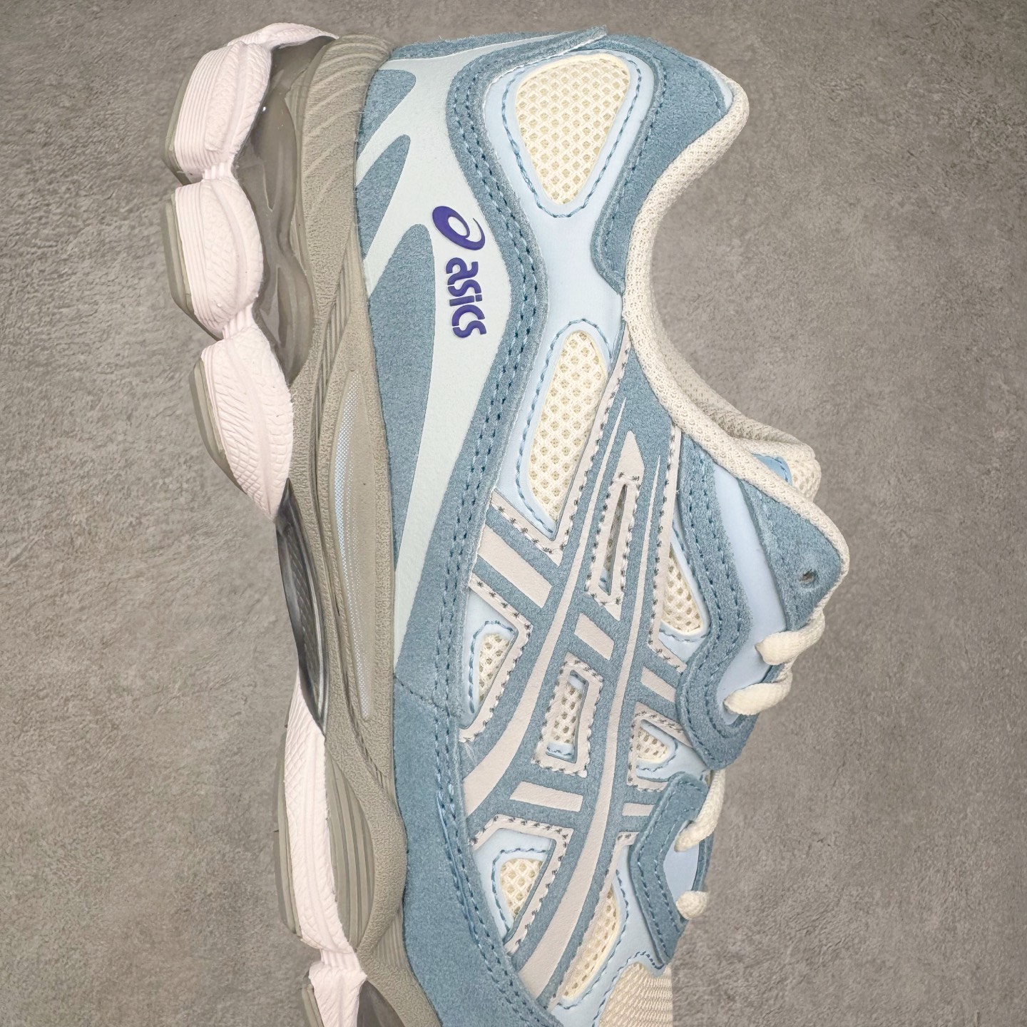 图片[6]-＃ZC总裁 Asics GEL-NYC 亚瑟士防滑耐磨透气低帮运动休闲鞋 GEL-NYC™ 运动鞋的灵感源自传统和现代高性能跑步风格 其鞋面结构参考了 2000 年代初的 GEL-NIMBUS™ 3 鞋 并将其与 MC-PLUS V 设计中的各种装饰融为一体 该工装通过使用 GEL-CUMULUS® 16 鞋的工装系统来对比鞋面的复古风格 通过轻质泡沫和 GEL® 技术嵌入物的结合 这种中底结构有助于创造先进的脚底舒适度 尺码：36 37 37.5 38 39 40.5 41.5 42 42.5 43.5 44 45 46.5 47-选品中心