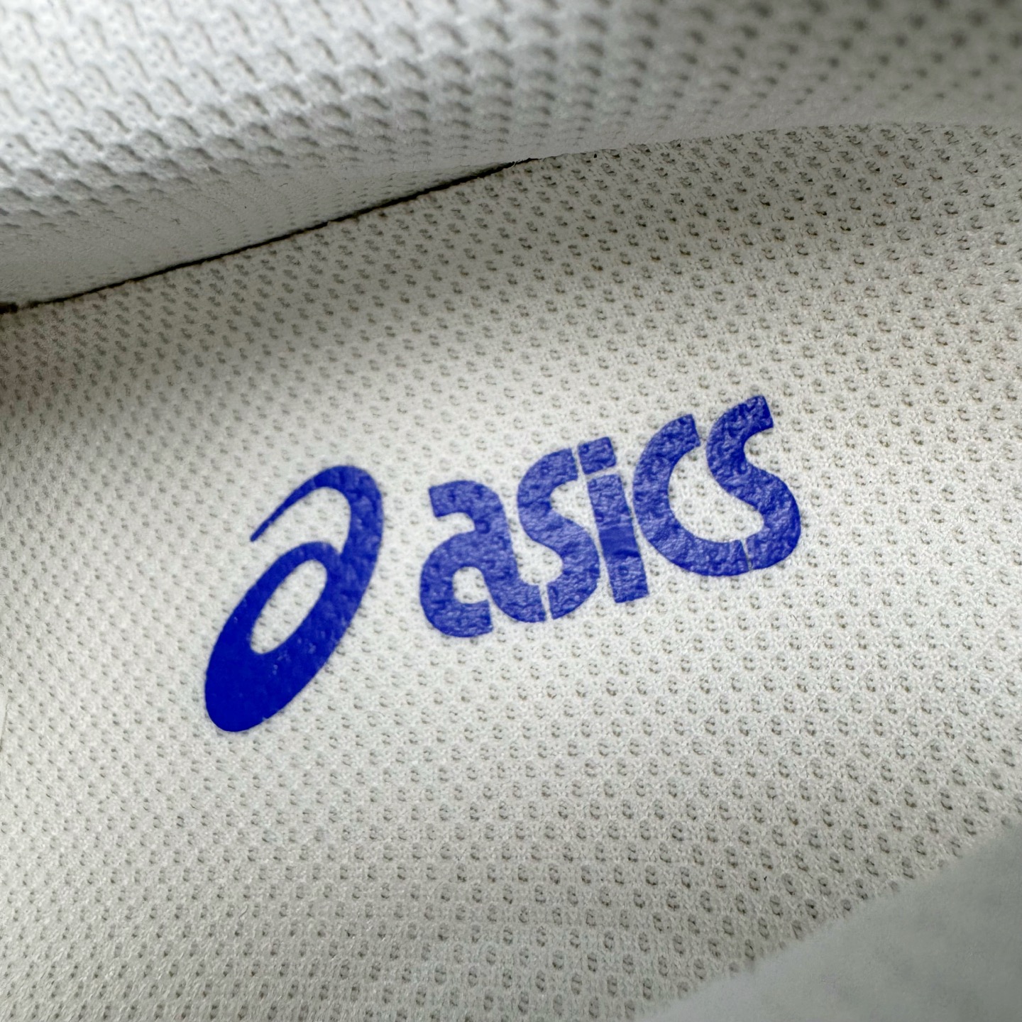 图片[12]-＃ZC总裁 Asics GEL-NYC 亚瑟士防滑耐磨透气低帮运动休闲鞋 GEL-NYC™ 运动鞋的灵感源自传统和现代高性能跑步风格 其鞋面结构参考了 2000 年代初的 GEL-NIMBUS™ 3 鞋 并将其与 MC-PLUS V 设计中的各种装饰融为一体 该工装通过使用 GEL-CUMULUS® 16 鞋的工装系统来对比鞋面的复古风格 通过轻质泡沫和 GEL® 技术嵌入物的结合 这种中底结构有助于创造先进的脚底舒适度 尺码：36 37 37.5 38 39 40.5 41.5 42 42.5 43.5 44 45 46.5 47-选品中心