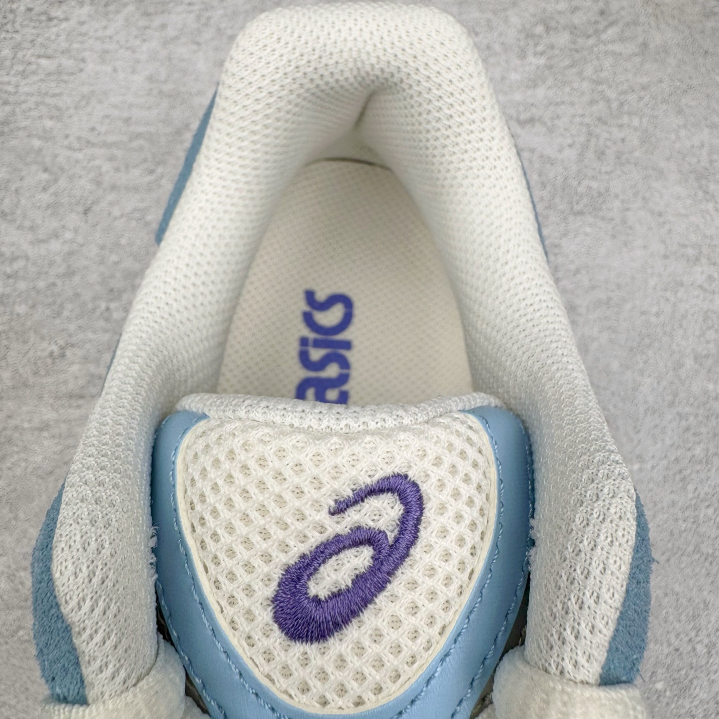 图片[13]-＃ZC总裁 Asics GEL-NYC 亚瑟士防滑耐磨透气低帮运动休闲鞋 GEL-NYC™ 运动鞋的灵感源自传统和现代高性能跑步风格 其鞋面结构参考了 2000 年代初的 GEL-NIMBUS™ 3 鞋 并将其与 MC-PLUS V 设计中的各种装饰融为一体 该工装通过使用 GEL-CUMULUS® 16 鞋的工装系统来对比鞋面的复古风格 通过轻质泡沫和 GEL® 技术嵌入物的结合 这种中底结构有助于创造先进的脚底舒适度 尺码：36 37 37.5 38 39 40.5 41.5 42 42.5 43.5 44 45 46.5 47-选品中心
