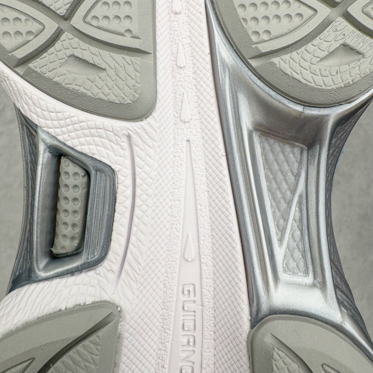 图片[22]-＃ZC总裁 Asics GEL-NYC 亚瑟士防滑耐磨透气低帮运动休闲鞋 GEL-NYC™ 运动鞋的灵感源自传统和现代高性能跑步风格 其鞋面结构参考了 2000 年代初的 GEL-NIMBUS™ 3 鞋 并将其与 MC-PLUS V 设计中的各种装饰融为一体 该工装通过使用 GEL-CUMULUS® 16 鞋的工装系统来对比鞋面的复古风格 通过轻质泡沫和 GEL® 技术嵌入物的结合 这种中底结构有助于创造先进的脚底舒适度 尺码：36 37 37.5 38 39 40.5 41.5 42 42.5 43.5 44 45 46.5 47-选品中心