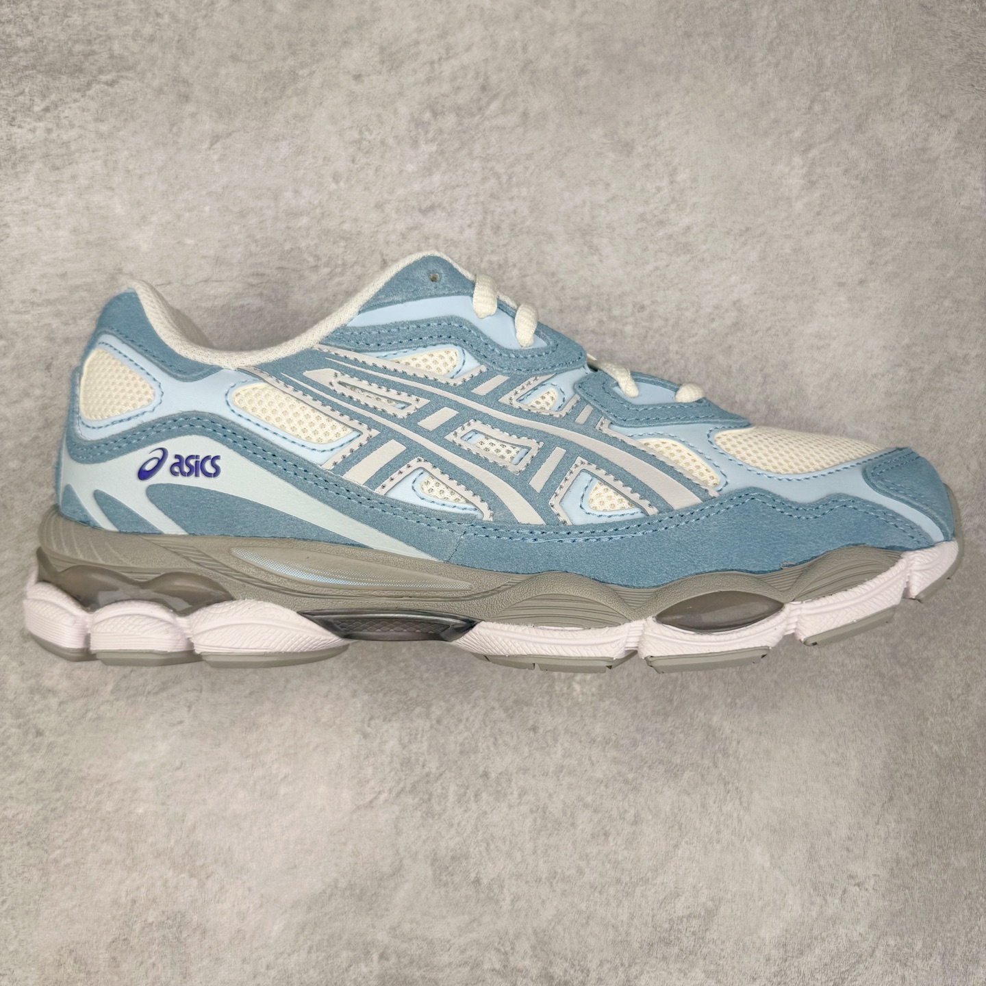 ＃ZC总裁 Asics GEL-NYC 亚瑟士防滑耐磨透气低帮运动休闲鞋 GEL-NYC™ 运动鞋的灵感源自传统和现代高性能跑步风格 其鞋面结构参考了 2000 年代初的 GEL-NIMBUS™ 3 鞋 并将其与 MC-PLUS V 设计中的各种装饰融为一体 该工装通过使用 GEL-CUMULUS® 16 鞋的工装系统来对比鞋面的复古风格 通过轻质泡沫和 GEL® 技术嵌入物的结合 这种中底结构有助于创造先进的脚底舒适度 尺码：36 37 37.5 38 39 40.5 41.5 42 42.5 43.5 44 45 46.5 47-选品中心