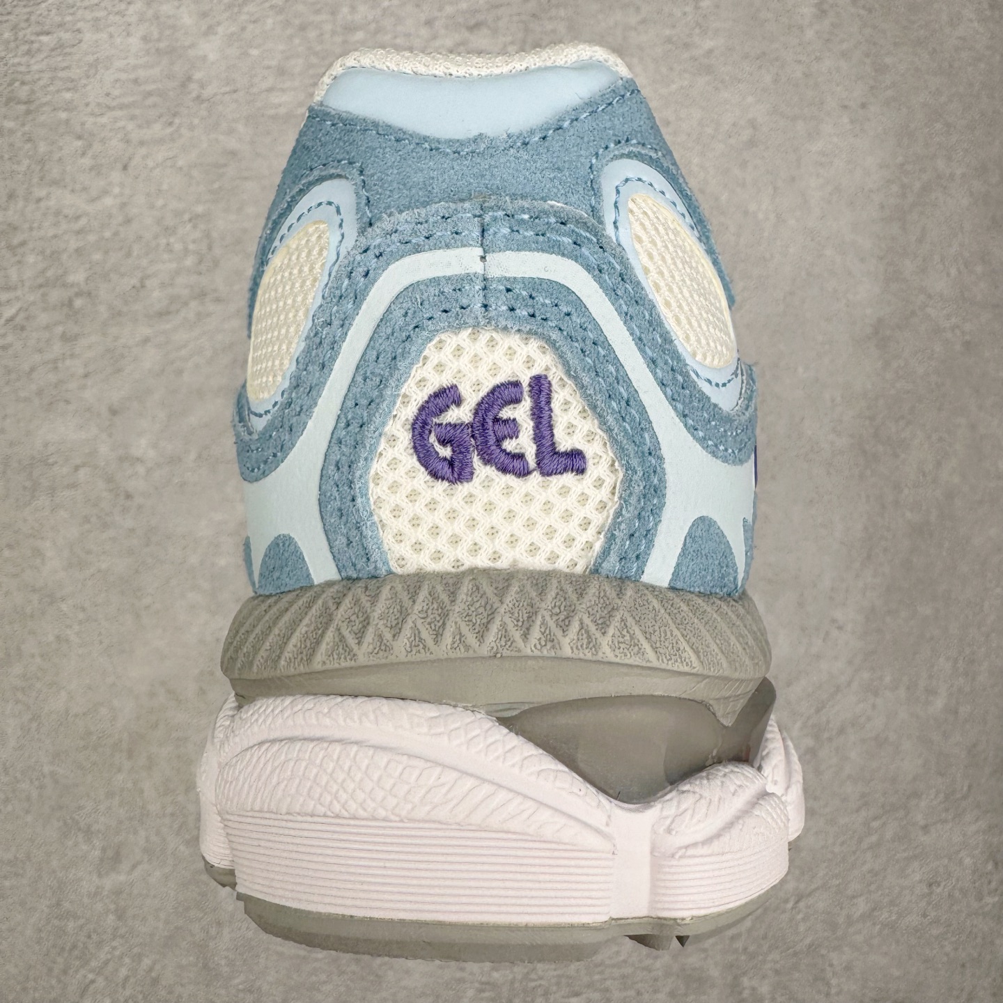 图片[8]-＃ZC总裁 Asics GEL-NYC 亚瑟士防滑耐磨透气低帮运动休闲鞋 GEL-NYC™ 运动鞋的灵感源自传统和现代高性能跑步风格 其鞋面结构参考了 2000 年代初的 GEL-NIMBUS™ 3 鞋 并将其与 MC-PLUS V 设计中的各种装饰融为一体 该工装通过使用 GEL-CUMULUS® 16 鞋的工装系统来对比鞋面的复古风格 通过轻质泡沫和 GEL® 技术嵌入物的结合 这种中底结构有助于创造先进的脚底舒适度 尺码：36 37 37.5 38 39 40.5 41.5 42 42.5 43.5 44 45 46.5 47-选品中心