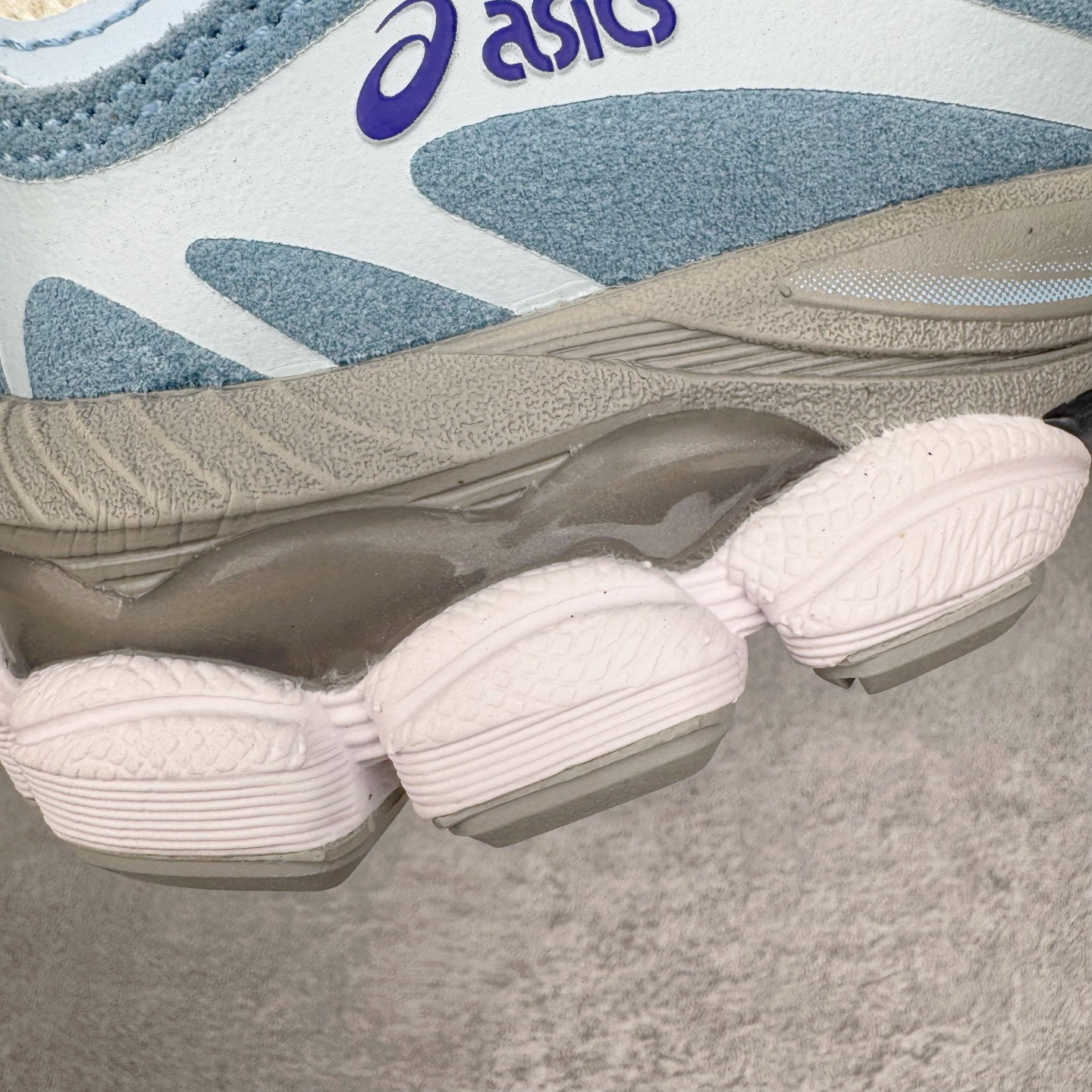 图片[19]-＃ZC总裁 Asics GEL-NYC 亚瑟士防滑耐磨透气低帮运动休闲鞋 GEL-NYC™ 运动鞋的灵感源自传统和现代高性能跑步风格 其鞋面结构参考了 2000 年代初的 GEL-NIMBUS™ 3 鞋 并将其与 MC-PLUS V 设计中的各种装饰融为一体 该工装通过使用 GEL-CUMULUS® 16 鞋的工装系统来对比鞋面的复古风格 通过轻质泡沫和 GEL® 技术嵌入物的结合 这种中底结构有助于创造先进的脚底舒适度 尺码：36 37 37.5 38 39 40.5 41.5 42 42.5 43.5 44 45 46.5 47-选品中心