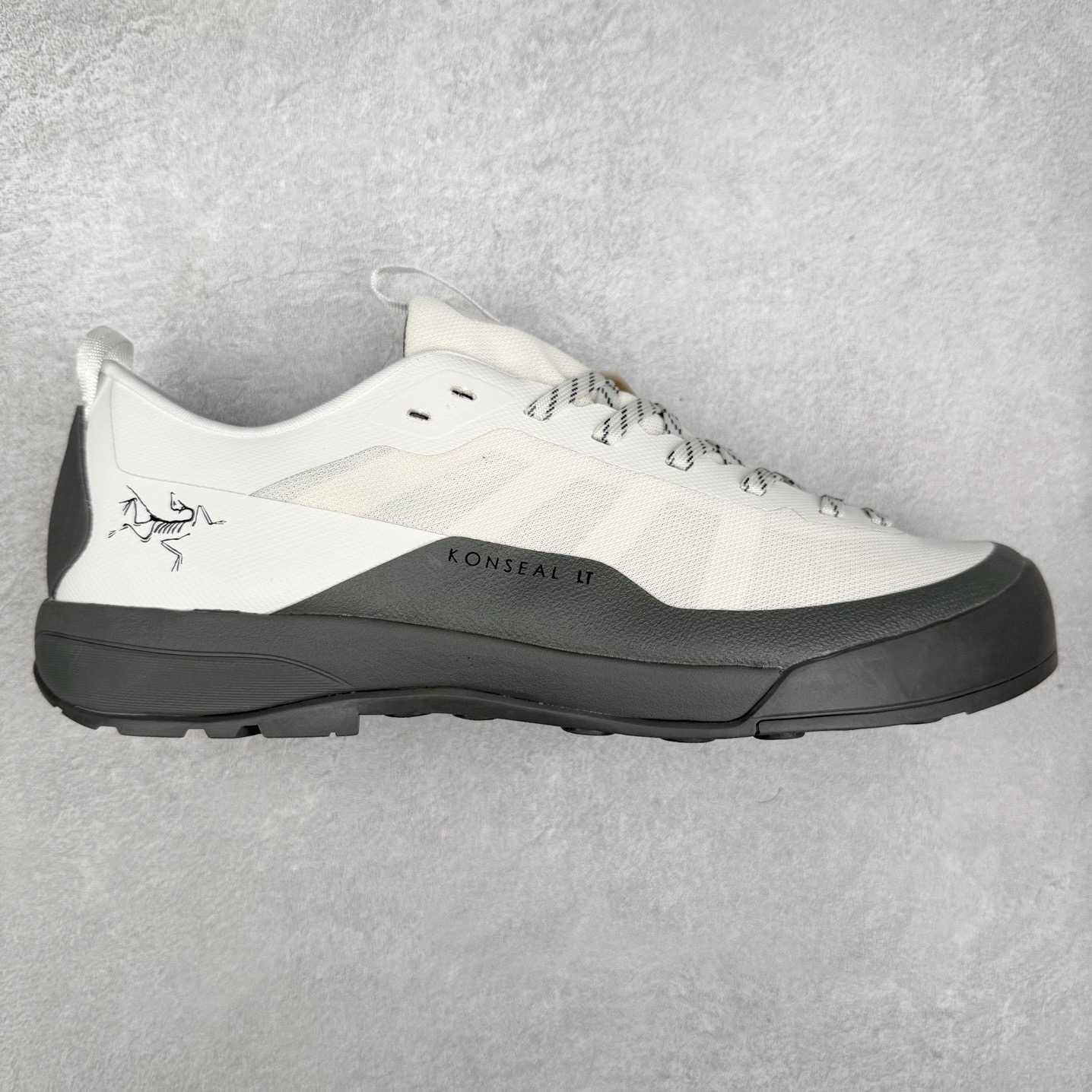 Arcteryx Konseal Lt 始祖鸟舒适百搭防滑耐磨低帮登山鞋 Arcteryx中文名始祖鸟 加拿大户外服饰品牌 1989年创立于加拿大温哥华 始祖鸟来自加拿大海岸山脉 植根高山的专业户外品牌 始终秉承对精湛设计和工艺孜孜以求的准则 从1989年创立至今 Arcteryx始终不断在产品设计与做工上不惜工本 以满足始祖鸟的标准 品质、设计以及精简的理念造就了其良好的性能 并能满足严苛环境下的使用需求 尺码：36 37 38 39 40 41 42 43 44 45-选品中心