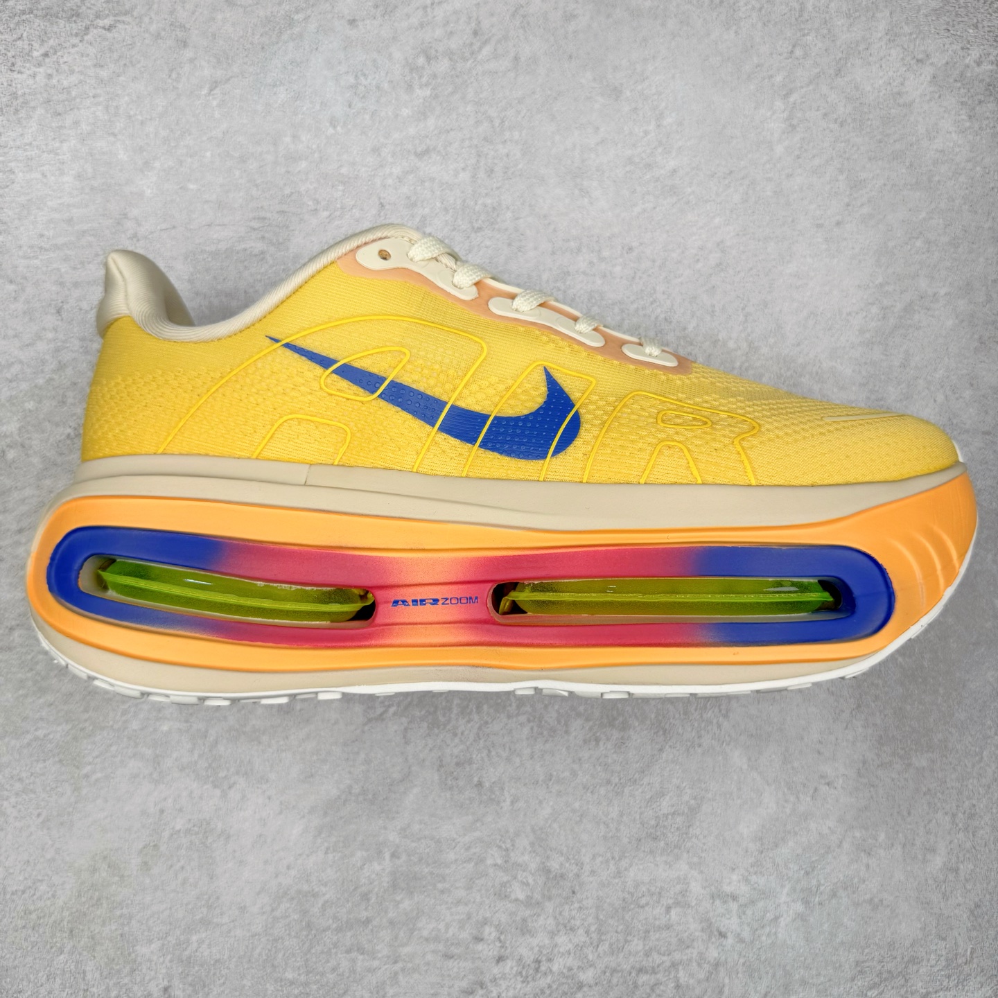 NK Pegasus Premium 飞马全掌气垫跑步运动鞋 FN8453-025 气垫的究极进化 NIKE 2025S 新王炸 • 在特有Air科技加持下，耐克带来全新Pegasus Premium。这款跑鞋在传承耐克飞马（Pegasus）系列标志性的缓震功能的同时，将首次搭载耐克的塑型可视化Air Zoom气垫单元。• 塑型Air Zoom气垫单元贴合脚部的自然轮廓，帮助跑者在从后跟到脚趾的过渡中能够有效传递力量，带来一种前所未有的轻盈、顺畅回馈体验。中底采用ZoomX泡绵，后跟则使用ReactX泡绵，为跑者提供稳定流畅的推进感。• 塑型可视化Air Zoom气垫单元和精心配置的泡绵组合，让Pegasus Premium成为耐克飞马系列中颇具能量回馈的鞋款。• 全新Pegasus Premium不仅展示了耐克势头强劲的创新周期，证明了其特有的Air科技的强大实力，更体现了耐克倾听和服务运动员的能力。尺码：36 36.5 37.5 38 38.5 39 40 40.5 41 42 42.5 43 44 44.5 45-选品中心