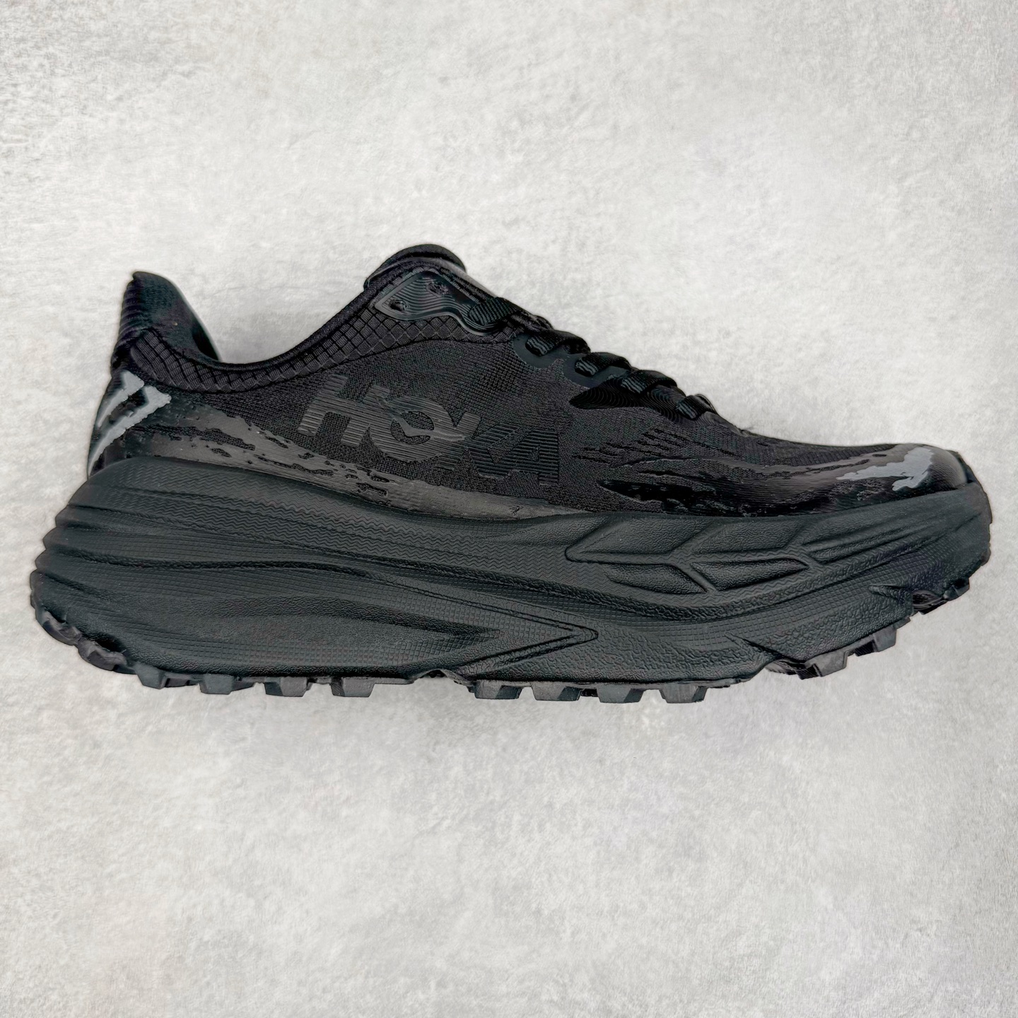 HOKA ONE ONE Stinson 7 ATR 斯廷森7代系列低帮全地形厚底轻量运动越野跑鞋 HOKA ONE ONE总是以独特的方式 Stinson ATR 主打整个HOKA系列中最出色最厚中底设计 堪称名副其实的“减震王” 这一款多功能全地形跑鞋采用以废旧塑料制成的尤尼菲 Reprieve再生面料 比其前代产品的重量更轻、稳定性更高 与鞋带一体化设计的全新孔眼可提供独立的支撑 精心打磨的后跟鞋口圈可带来松软契合的舒适脚感 而紧密分布的凸耳则可以确保绝佳的稳定性 尺码：36 36.5 37.5 38 38.5 39 40 40.5 41 42 42.5 43 44 44.5 45-选品中心