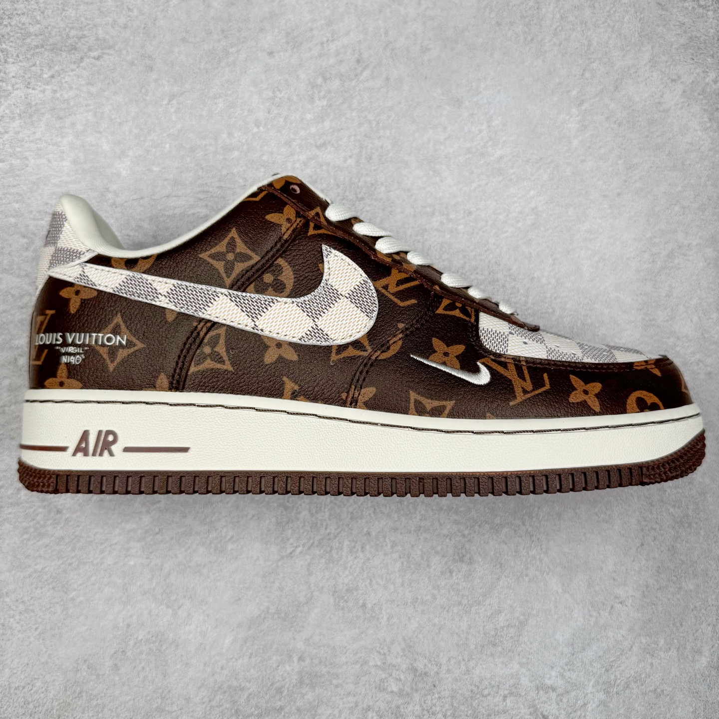 NK Air Force 1´07 Low 空军一号低帮百搭休闲运动板鞋 SC0601-558 柔软、弹性十足的缓震性能和出色的中底设计 横跨复古与现代的外型结合 造就出风靡全球 三十多年的Force 1 直到今天还深受青睐 实拍调校N版已经零色差零失真 百分百还原实物色彩所见即所得 不存在货不对板色差等低级问题 选购参考实物拍摄 不混卖不参货 只用心做好货严格选品 承诺混一赔十 尺码：36 36.5 37.5 38 38.5 39 40 40.5 41 42 42.5 43 44 44.5 45-选品中心