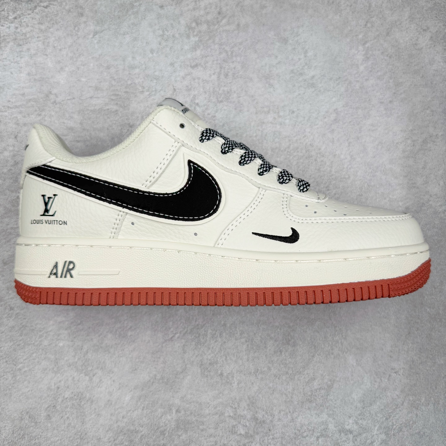 NK Air Force 1´07 Low 空军一号低帮百搭休闲运动板鞋 CS5288-020 柔软、弹性十足的缓震性能和出色的中底设计 横跨复古与现代的外型结合 造就出风靡全球 三十多年的Force 1 直到今天还深受青睐 实拍调校N版已经零色差零失真 百分百还原实物色彩所见即所得 不存在货不对板色差等低级问题 选购参考实物拍摄 不混卖不参货 只用心做好货严格选品 承诺混一赔十 尺码：36 36.5 37.5 38 38.5 39 40 40.5 41 42 42.5 43 44 44.5 45-选品中心