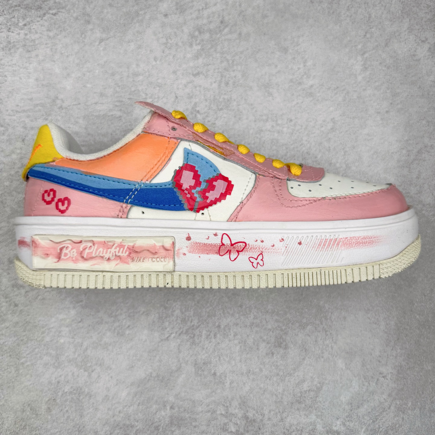 NK Air Force 1´07 Low 空军一号低帮百搭休闲运动板鞋 DV3211-001 柔软、弹性十足的缓震性能和出色的中底设计 横跨复古与现代的外型结合 造就出风靡全球 三十多年的Force 1 直到今天还深受青睐 实拍调校N版已经零色差零失真 百分百还原实物色彩所见即所得 不存在货不对板色差等低级问题 选购参考实物拍摄 不混卖不参货 只用心做好货严格选品 承诺混一赔十 尺码：36 36.5 37.5 38 38.5 39 40 40.5 41 42 42.5 43 44 44.5 45-选品中心