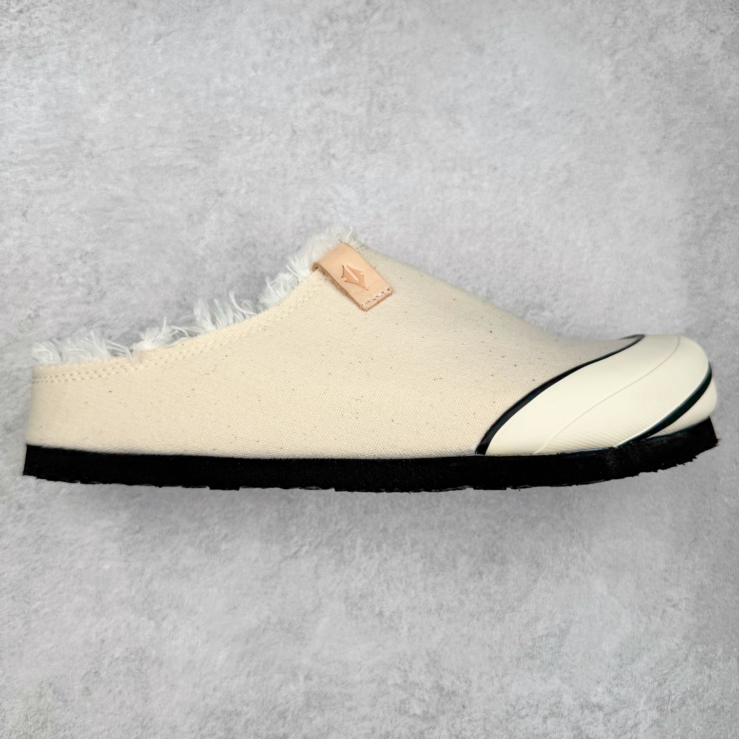 xVESSEL Cabin One 吴建豪同款头等舱复古帆布穆勒鞋休闲舒适包头拖鞋 男女同款 XVESSEL是一个将解构主义与标志性设计元素触合的品牌，自2017年推出标志性软木硫化帆布鞋，多年来以热点设计元素融合解构主义，呈现视角的潮流单品。自成立以来，XVESSEL已经与LANVIN、Marvel、奔驰、山本耀司、G-Shock、Readymade等国际品牌和时代人物展开合作。XVESSEL前缀中的x代表着大胆自信的冒险精神，VESSEL一词除了可以解释为船的意思外，也可以理解血管的含义。代表着品牌就像一艘无畏驶向未知的船，也像是人们生活中流动的血液。xVESSEL就是建立于自己的一个媒介，能够传达出自己对爱和个性的感受和看法。尺码：35 36 37 38 39 40 41 42 43 44 45-选品中心