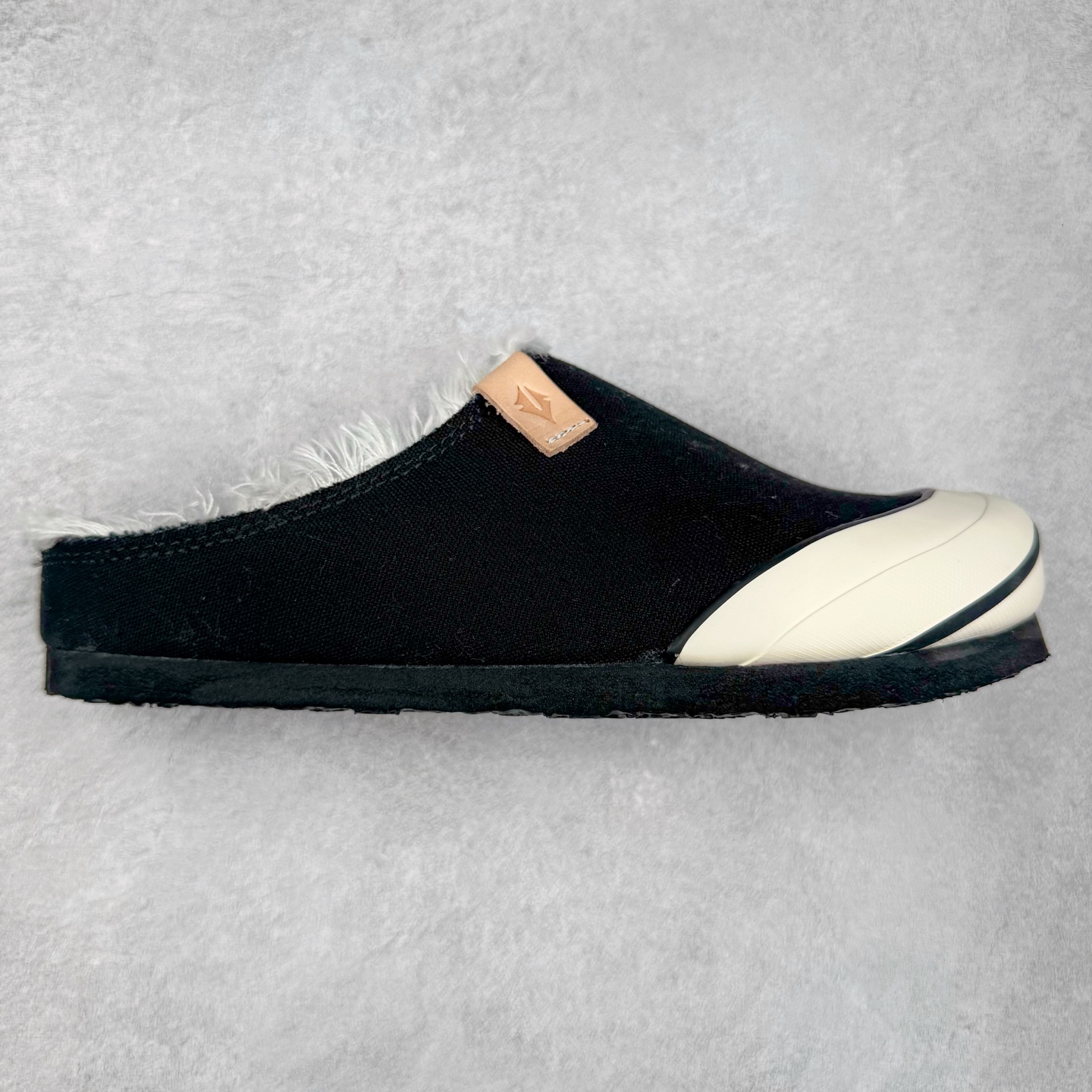 xVESSEL Cabin One 吴建豪同款头等舱复古帆布穆勒鞋休闲舒适包头拖鞋 男女同款 XVESSEL是一个将解构主义与标志性设计元素触合的品牌，自2017年推出标志性软木硫化帆布鞋，多年来以热点设计元素融合解构主义，呈现视角的潮流单品。自成立以来，XVESSEL已经与LANVIN、Marvel、奔驰、山本耀司、G-Shock、Readymade等国际品牌和时代人物展开合作。XVESSEL前缀中的x代表着大胆自信的冒险精神，VESSEL一词除了可以解释为船的意思外，也可以理解血管的含义。代表着品牌就像一艘无畏驶向未知的船，也像是人们生活中流动的血液。xVESSEL就是建立于自己的一个媒介，能够传达出自己对爱和个性的感受和看法。尺码：35 36 37 38 39 40 41 42 43 44 45-选品中心