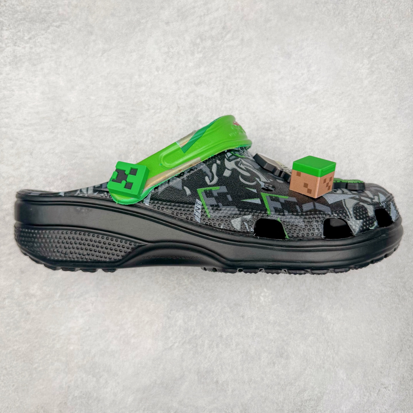 我的世界 x Crocs Classic Clog卡骆驰联名限定合作系列EVA经典一脚蹬包头洞洞鞋 男女同款 超轻Croslite专利材料打造 鞋面更加耐用易清洗 该鞋款轻盈舒适 2002年 经典克骆格诞生 秉承外形简单 穿着舒适的初衷 不断为消费者带来舒适的穿着体验 穿出“趣”味 鞋面洞洞可搭彰显个性的智必星 一鞋两穿 可调节式后跟带增添鞋身的稳固性能 放前面变成愜意舒适的凉拖 放后面行走跑跳更加稳妥 Croslite ™材料 封闭式细胞树脂 能够在体温作用下自动变形以适应脚部形状 涉水性优秀的同时易于清洁 抓地力强 不易打滑 Crocs的核心理念：轻便 灵活 全方位的舒适感 同步官方尺码：M4（36-37） M5（37-38）M6（38-39）M7（39-40）M8（41-42）M9（42-43）M10（43-44）M11（45-46）-选品中心