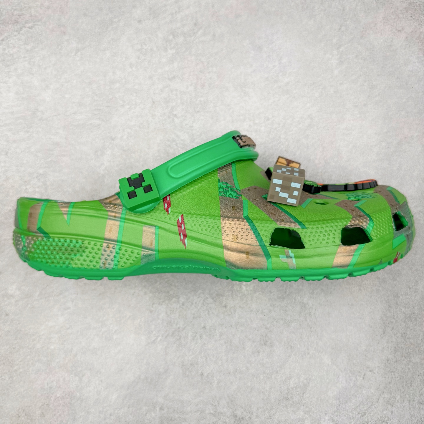 我的世界 x Crocs Classic Clog卡骆驰联名限定合作系列EVA经典一脚蹬包头洞洞鞋 男女同款 超轻Croslite专利材料打造 鞋面更加耐用易清洗 该鞋款轻盈舒适 2002年 经典克骆格诞生 秉承外形简单 穿着舒适的初衷 不断为消费者带来舒适的穿着体验 穿出“趣”味 鞋面洞洞可搭彰显个性的智必星 一鞋两穿 可调节式后跟带增添鞋身的稳固性能 放前面变成愜意舒适的凉拖 放后面行走跑跳更加稳妥 Croslite ™材料 封闭式细胞树脂 能够在体温作用下自动变形以适应脚部形状 涉水性优秀的同时易于清洁 抓地力强 不易打滑 Crocs的核心理念：轻便 灵活 全方位的舒适感 同步官方尺码：M4（36-37） M5（37-38）M6（38-39）M7（39-40）M8（41-42）M9（42-43）M10（43-44）M11（45-46）-选品中心