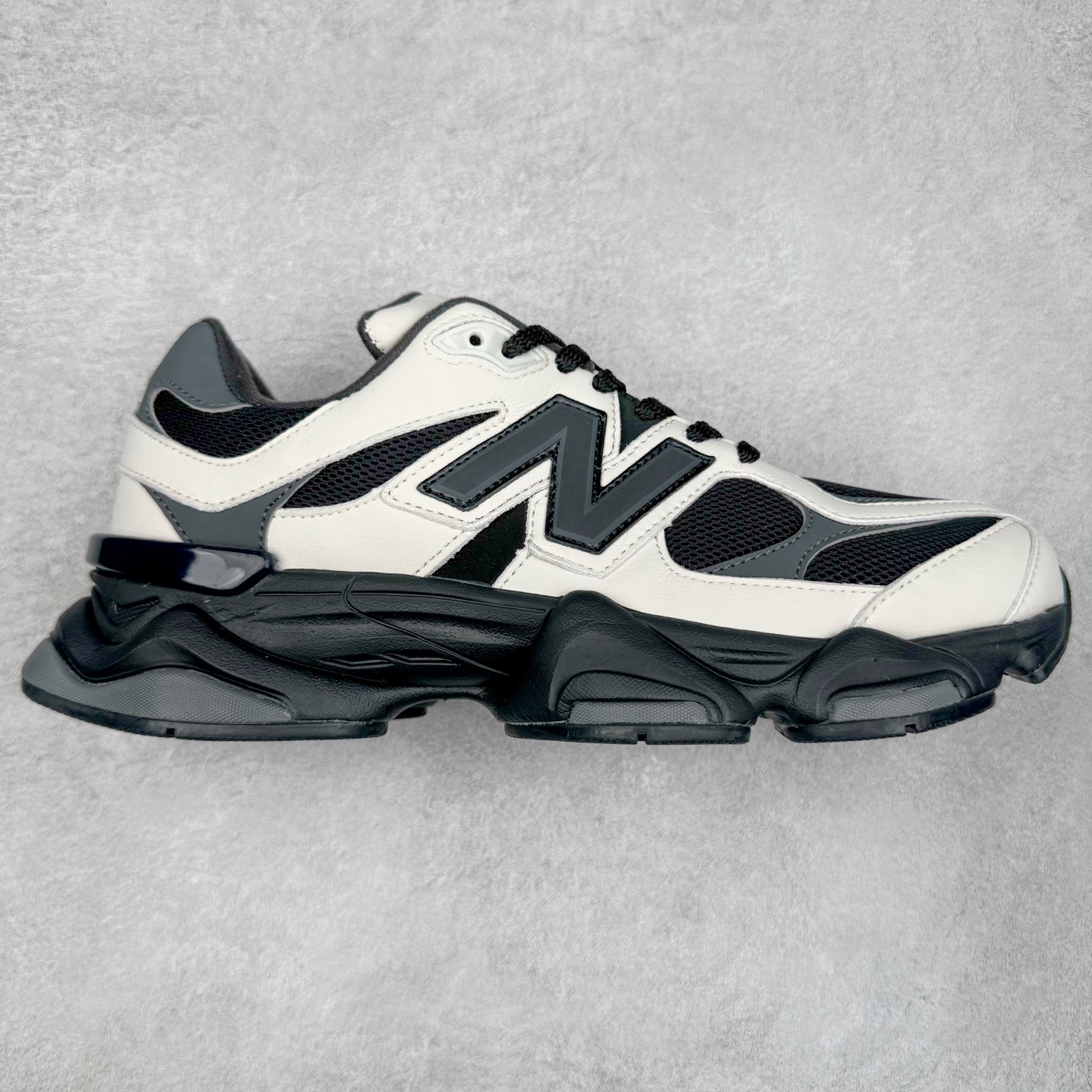 New Balance NB9060 复古运动鞋 新百伦又带来了新鞋型 并且是与芝加哥街头品牌 Joe Freshgoods 的联名款 鞋身主体采用了类似 990 系列的设计风格 与传统复古慢跑鞋区别不大 最大的变化就是鞋底部分 在传统设计的中底外层 增加了多个分区的模块 圆润的线条设计与我们熟悉的 New Balance 风格截然不同 但与同样充满弧形线条的鞋面搭配 看起来毫无违和感 尺码：36-45-选品中心