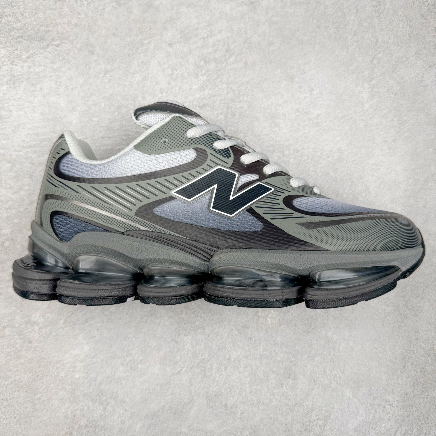 New Balance NB2000 舒适百搭防滑耐磨低帮 休闲跑步鞋 New Balance 在近两年的球鞋市场屡出奇招，在经典鞋型保持进一步增长的同时，推出的每一款新鞋型也都有傲人的战绩。在 327、9060 等鞋型获得成功之后，今天 New Balance 家族又迎来了新鲜血液的注入。这双 New Balance 2000 依然是融合了新旧元素的跑鞋造型，命名为 2000，或许是它的设计理念有着 Y2K 的血统。最大的亮点，在于这双鞋的中底。外侧以五个 ABZORB 单元，带来极具辨识度和冲击力的视觉效果，让这双鞋在外观和脚感方面都颇具吸引力。尺码：36 37 37.5 38 38.5 39 40 40.5 41 42 42.5 43 44 45 46-选品中心