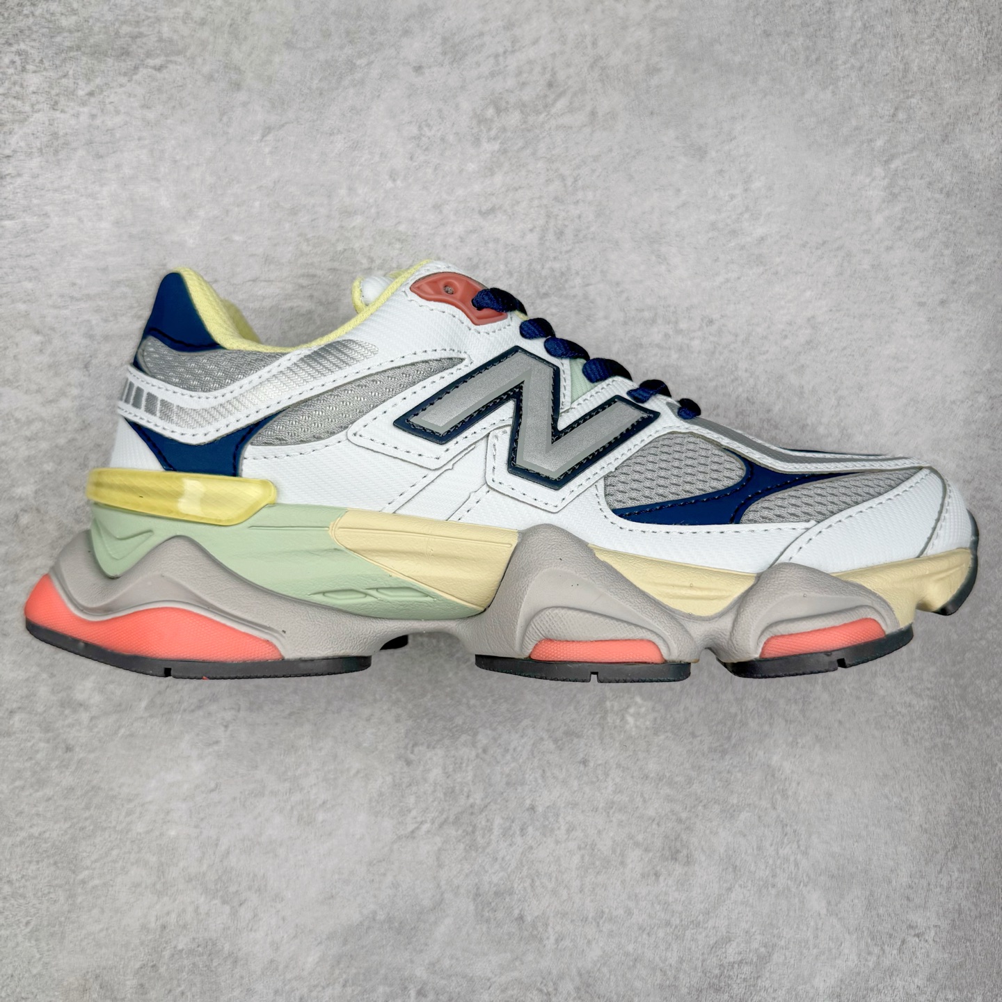 New Balance NB9060 复古运动鞋 新百伦又带来了新鞋型 并且是与芝加哥街头品牌 Joe Freshgoods 的联名款 鞋身主体采用了类似 990 系列的设计风格 与传统复古慢跑鞋区别不大 最大的变化就是鞋底部分 在传统设计的中底外层 增加了多个分区的模块 圆润的线条设计与我们熟悉的 New Balance 风格截然不同 但与同样充满弧形线条的鞋面搭配 看起来毫无违和感 尺码：36-45-选品中心
