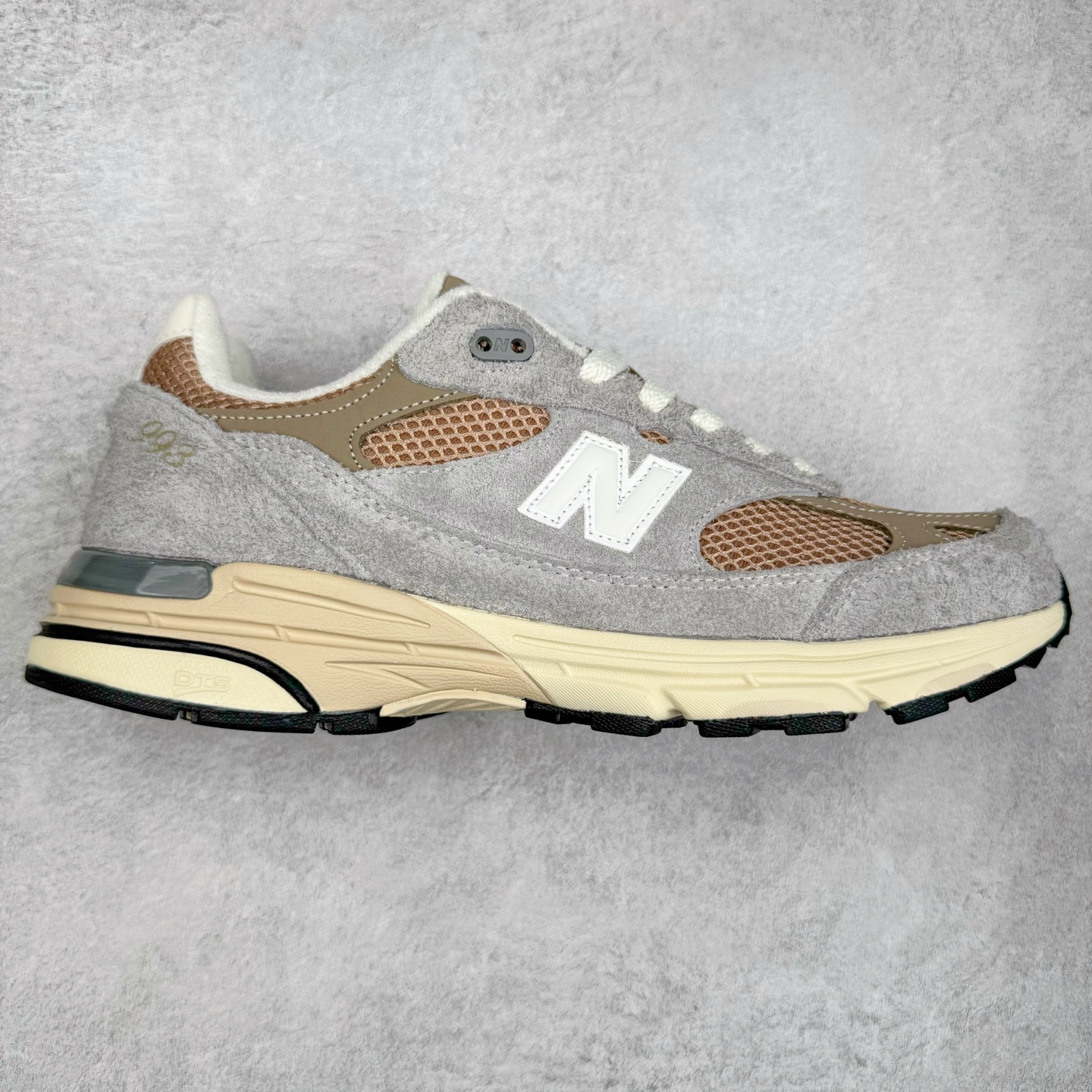 ＃K版纯原福利 New Balance 新百伦NB993总统复古慢跑鞋 鞋身以网眼鞋面结合同色系优质麂皮革构成，鞋舌处点缀 New Balance Made In USA 同色系刺绣标识，彰显鞋款身份。鞋侧点缀银色 \\\”993\\\” 字样，丰富鞋身设计的同时，构建时尚外观。鞋款搭载 ABZORB 缓震系统，通过缓冲和抗压性的结合来吸收冲击力，舒适功能升级。同时搭配泛黄做旧中底，打造丰富层次感，缔造出色复古韵味。尺码：36 37 37.5 38 38.5 39 40 40.5 41.5 42 42.5 43 44 44.5 45-选品中心