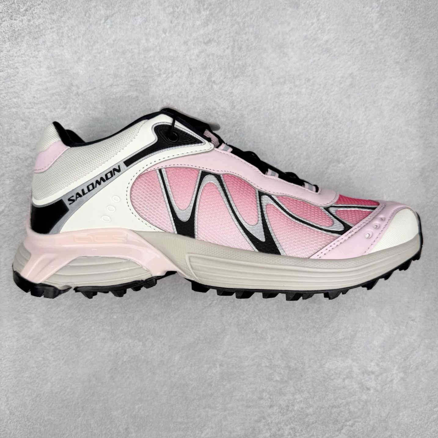 ＃GX SALOMON XT-WHISPER 萨洛蒙圆头防滑耐磨低帮休闲越野训练城市通勤跑步鞋 男女同款 浅棕色 纯原外贸平台特供订单 耗时半年巨作 全套原纸板楦头开发 原厂特供网布配套加持 确保原汁原味 完美呈现版型 原档数据独家私模五层组合大底 男女鞋同步官方开发至46.5 原装Ortholite轻量化鞋垫 中底布带钢印编号 原厂TPU锁扣 进口港宝加持 后跟自然饱满 还原公司包裹性 鞋面以“锯齿”状的包裹系统呈现 在基色底之下加入了各种色点缀 将公司的最新技术和时尚前卫的造型融入耐用的长跑款式中 鞋面由 TPU 薄膜制成 并焊接在高耐磨网眼上 使其既时尚又坚固 由 ACS底盘支撑 可增强稳定性和支撑力 以及由橡胶凸耳 Contragrip外底覆盖的 EVA 缓冲中底 旨在应对崎岖的地形 鞋舌上的彩色Salomon 标签、Quicklace 系统以及鞋头、鞋舌和鞋跟上的附加品牌使细节更加完美 让穿着者可以轻松驾驭户外与通勤下的任何运动生活场景 无缝鞋身户外随意纵横 颜值与脚感兼备 出街通勤 绝对非常吸睛 你值得拥有 尺码：36 36.5 37.5 38 38.5 39 40 40.5 41 42 42.5 43 44 44.5 45 46 46.5 注意：偏小1码-选品中心