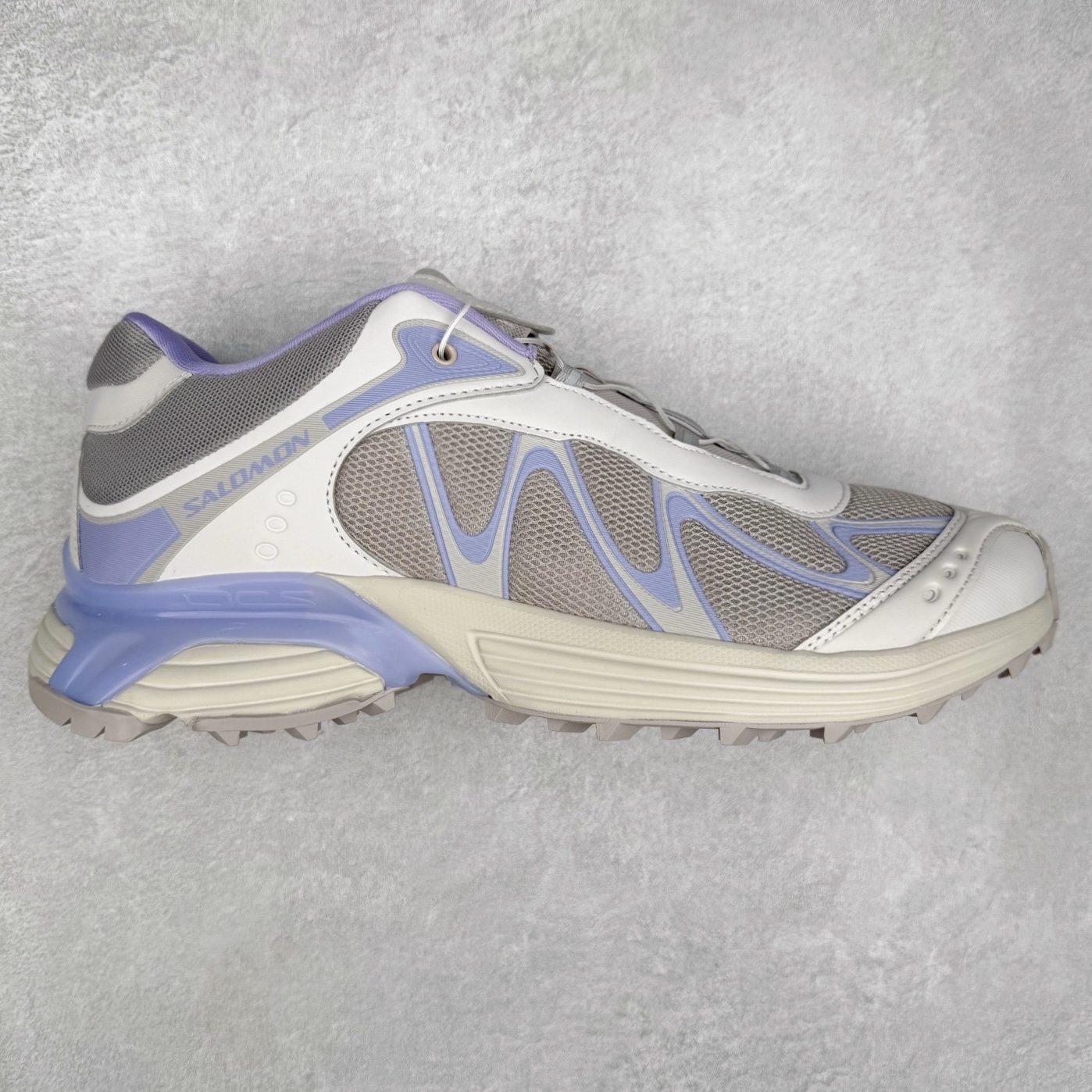 ＃GX SALOMON XT-WHISPER 萨洛蒙圆头防滑耐磨低帮休闲越野训练城市通勤跑步鞋 男女同款 浅棕色 纯原外贸平台特供订单 耗时半年巨作 全套原纸板楦头开发 原厂特供网布配套加持 确保原汁原味 完美呈现版型 原档数据独家私模五层组合大底 男女鞋同步官方开发至46.5 原装Ortholite轻量化鞋垫 中底布带钢印编号 原厂TPU锁扣 进口港宝加持 后跟自然饱满 还原公司包裹性 鞋面以“锯齿”状的包裹系统呈现 在基色底之下加入了各种色点缀 将公司的最新技术和时尚前卫的造型融入耐用的长跑款式中 鞋面由 TPU 薄膜制成 并焊接在高耐磨网眼上 使其既时尚又坚固 由 ACS底盘支撑 可增强稳定性和支撑力 以及由橡胶凸耳 Contragrip外底覆盖的 EVA 缓冲中底 旨在应对崎岖的地形 鞋舌上的彩色Salomon 标签、Quicklace 系统以及鞋头、鞋舌和鞋跟上的附加品牌使细节更加完美 让穿着者可以轻松驾驭户外与通勤下的任何运动生活场景 无缝鞋身户外随意纵横 颜值与脚感兼备 出街通勤 绝对非常吸睛 你值得拥有 尺码：36 36.5 37.5 38 38.5 39 40 40.5 41 42 42.5 43 44 44.5 45 46 46.5 注意：偏小1码-选品中心