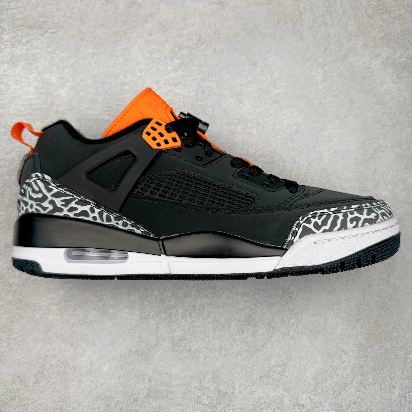 Jordan Spizike Low AJ复古低帮篮球鞋 这款鞋子著名导演斯派克李的Jordan Spizike专属 预计于明年夏季推出全新低帮版本 将包括三款配色 经典爆裂纹非常复古 两款配色分别以大学红和黑曜石蓝进行区分 鞋身设计中依旧带有大象爆裂纹、鞋侧束带、塑胶网布等经典元素 之后 在鞋舌、内衬以及鞋底等位置缀以大学红和黑曜石蓝搭配 带来全新造型 尺码：36 36.5 37.5 38 38.5 39 40 40.5 41 42 42.5 43 44 44.5 45 46-选品中心