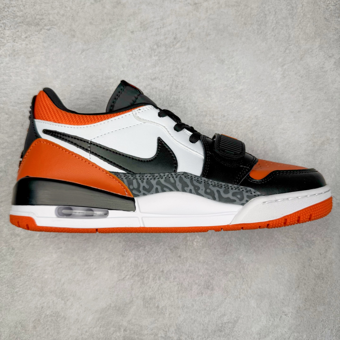 Jordan Spizike Low AJ复古低帮篮球鞋 这款鞋子著名导演斯派克李的Jordan Spizike专属 预计于明年夏季推出全新低帮版本 将包括三款配色 经典爆裂纹非常复古 两款配色分别以大学红和黑曜石蓝进行区分 鞋身设计中依旧带有大象爆裂纹、鞋侧束带、塑胶网布等经典元素 之后 在鞋舌、内衬以及鞋底等位置缀以大学红和黑曜石蓝搭配 带来全新造型 尺码：36 36.5 37.5 38 38.5 39 40 40.5 41 42 42.5 43 44 44.5 45 46-选品中心