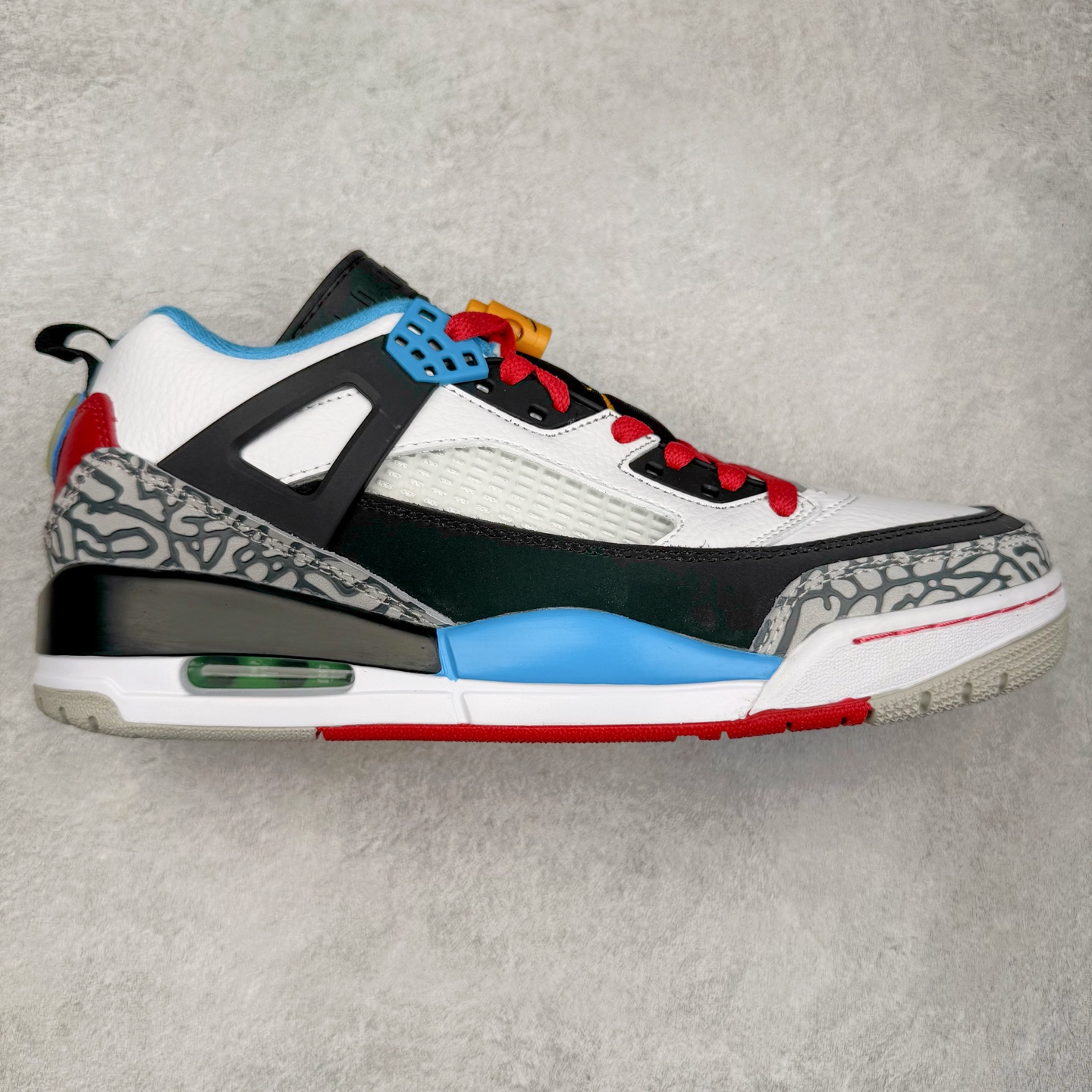 Jordan Spizike Low AJ复古低帮篮球鞋 这款鞋子著名导演斯派克李的Jordan Spizike专属 预计于明年夏季推出全新低帮版本 将包括三款配色 经典爆裂纹非常复古 两款配色分别以大学红和黑曜石蓝进行区分 鞋身设计中依旧带有大象爆裂纹、鞋侧束带、塑胶网布等经典元素 之后 在鞋舌、内衬以及鞋底等位置缀以大学红和黑曜石蓝搭配 带来全新造型 尺码：36 36.5 37.5 38 38.5 39 40 40.5 41 42 42.5 43 44 44.5 45 46-选品中心