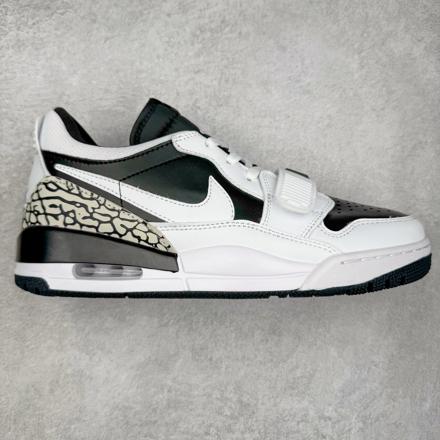 Jordan Spizike Low AJ复古低帮篮球鞋 这款鞋子著名导演斯派克李的Jordan Spizike专属 预计于明年夏季推出全新低帮版本 将包括三款配色 经典爆裂纹非常复古 两款配色分别以大学红和黑曜石蓝进行区分 鞋身设计中依旧带有大象爆裂纹、鞋侧束带、塑胶网布等经典元素 之后 在鞋舌、内衬以及鞋底等位置缀以大学红和黑曜石蓝搭配 带来全新造型 尺码：36 36.5 37.5 38 38.5 39 40 40.5 41 42 42.5 43 44 44.5 45 46-选品中心