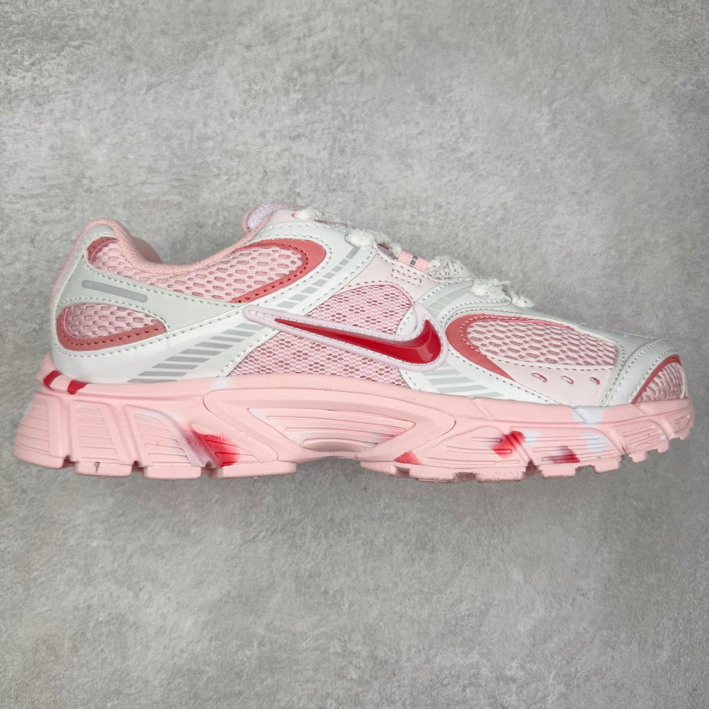 NK V5 RNR 舒适百搭防滑耐磨低帮跑步鞋 HQ7901-101 舒适有型适合日常穿着 该鞋款延续千禧年经典设计搭载泡绵中底 厚实而轻盈匠心细节巧搭立体耐克勾标志焕新演绎复古跑鞋 鞋款从千禧年美学汲取灵感 混搭多种材质突显层次感立体感和传统跑步风范 尺码：36 36.5 37.5 38 38.5 39 40 40.5 41 42 42.5 43 44 44.5 45-选品中心