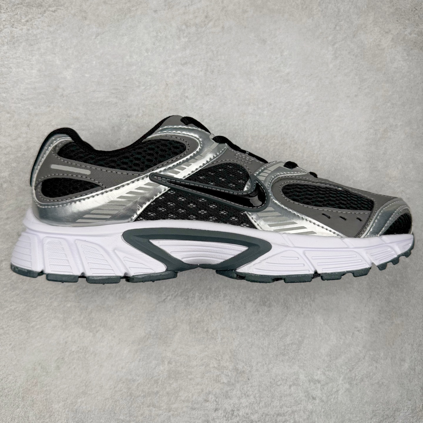 NK V5 RNR 舒适百搭防滑耐磨低帮跑步鞋 HQ6412-001 舒适有型适合日常穿着 该鞋款延续千禧年经典设计搭载泡绵中底 厚实而轻盈匠心细节巧搭立体耐克勾标志焕新演绎复古跑鞋 鞋款从千禧年美学汲取灵感 混搭多种材质突显层次感立体感和传统跑步风范 尺码：36 36.5 37.5 38 38.5 39 40 40.5 41 42 42.5 43 44 44.5 45-选品中心