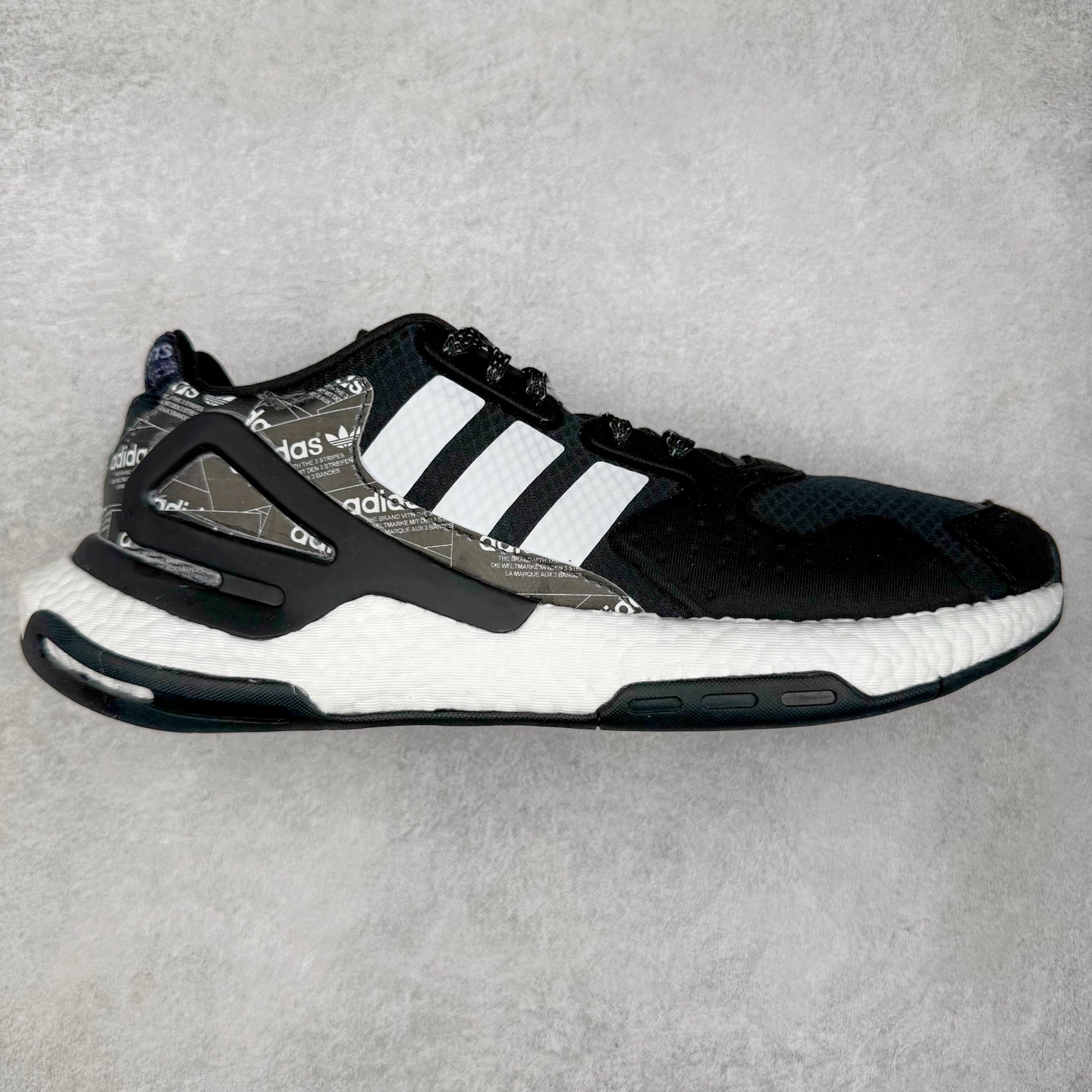 ＃纯原福利 AD Nite Jogger 2019 Boost 联名夜行者复古跑鞋 原厂材料 原厂大底 私家独模 网布搭配麂皮拼接打造鞋面 极具复古风格鞋头及鞋跟点缀3M反光设计极为亮眼中底采用全掌 Boost 科技 厚度相当可观 脚感极佳 尺码：36 36.5 37 38 38.5 39 40 40.5 41 42 42.5 43 44 44.5 45-选品中心