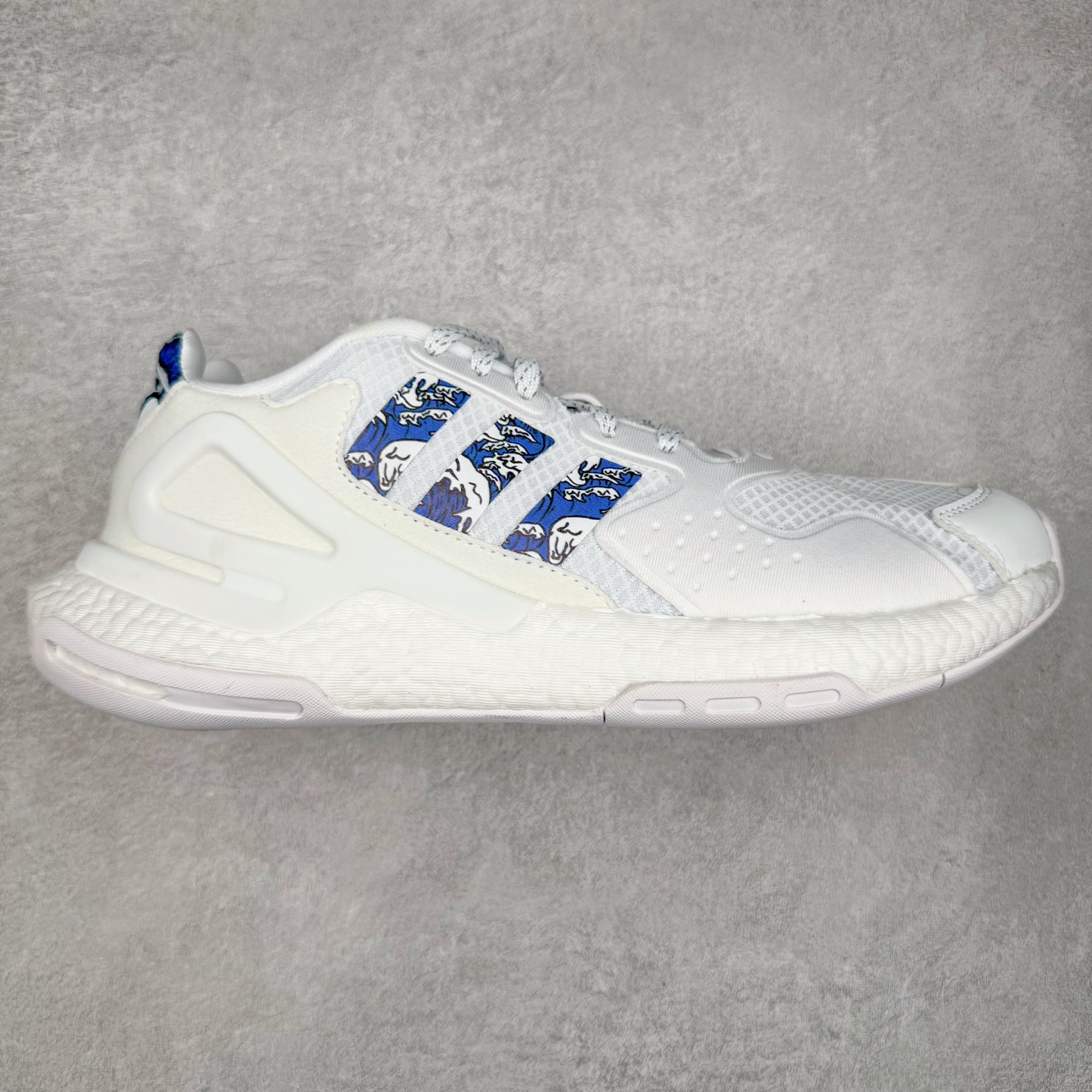 ＃纯原福利 AD Nite Jogger 2019 Boost 联名夜行者复古跑鞋 原厂材料 原厂大底 私家独模 网布搭配麂皮拼接打造鞋面 极具复古风格鞋头及鞋跟点缀3M反光设计极为亮眼中底采用全掌 Boost 科技 厚度相当可观 脚感极佳 尺码：36 36.5 37 38 38.5 39 40 40.5 41 42 42.5 43 44 44.5 45-选品中心