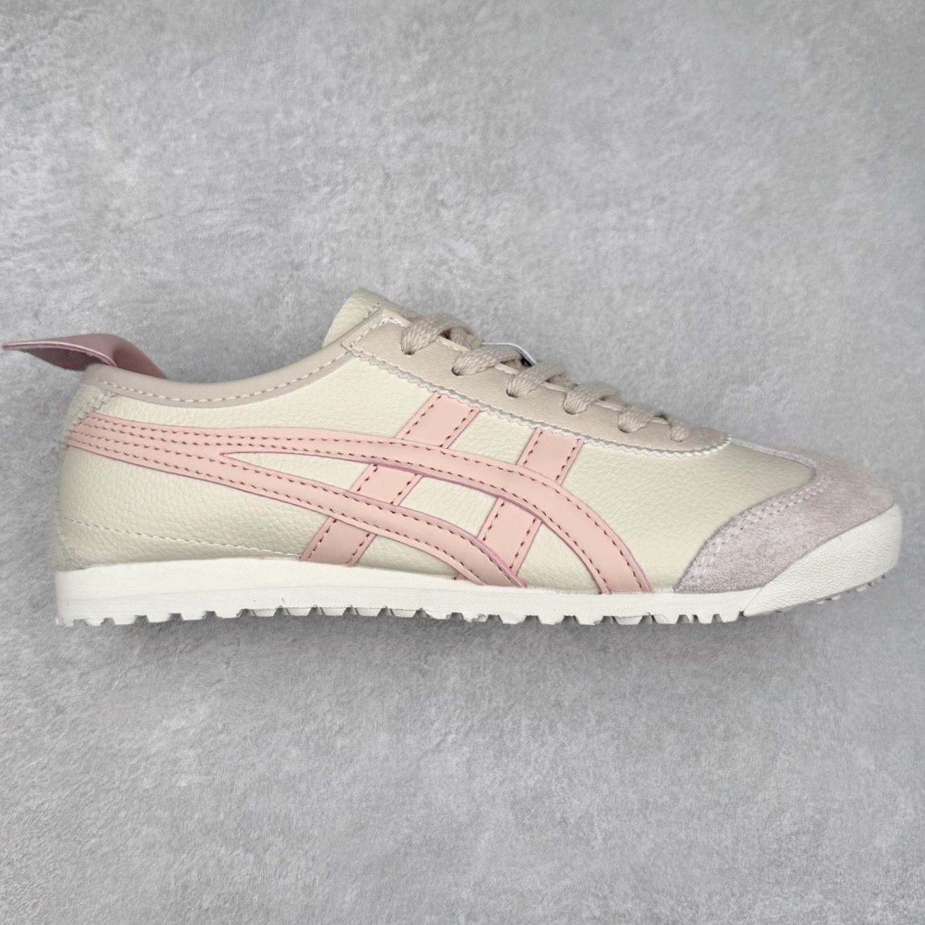 ＃纯原福利 Asics Onitsuka Tiger MEXICO 66 亚瑟士鬼冢虎复古经典板鞋 市场最强版本 原厂牛津布加持 海外订单工厂出品 超成熟稳定的做工品控 原装全套纸板楦头开发 原汁原味 完美呈现版型 私模正确鞋底咬花纹路 一比一鞋头弧度高度鞋身弧度 绝不口嗨 细节品控鞋型随意秒杀市面 原档咬花纹路私模大底 一个单元有六个三角形 总体形拼接呈现花瓣状 官方四联吊牌 原装Ortholite轻量化鞋垫 原盒原配 质保卡 说明书 钢印防尘纸 纸板中底带钢印 乳胶组合鞋垫 支持全方位的对比专柜 产品从款式颜色造型上体现出追求舒适和细节的完美 鞋类更是推崇手工制作的严谨与完美 融舒适性与可穿性的设计风格 注重细节的完美和别致魅力 既保持稳重 又不失轻松的时尚感 尺码：36 37 37.5 38 39 39.5 40 40.5 41.5 42 42.5 43.5 44 45-选品中心