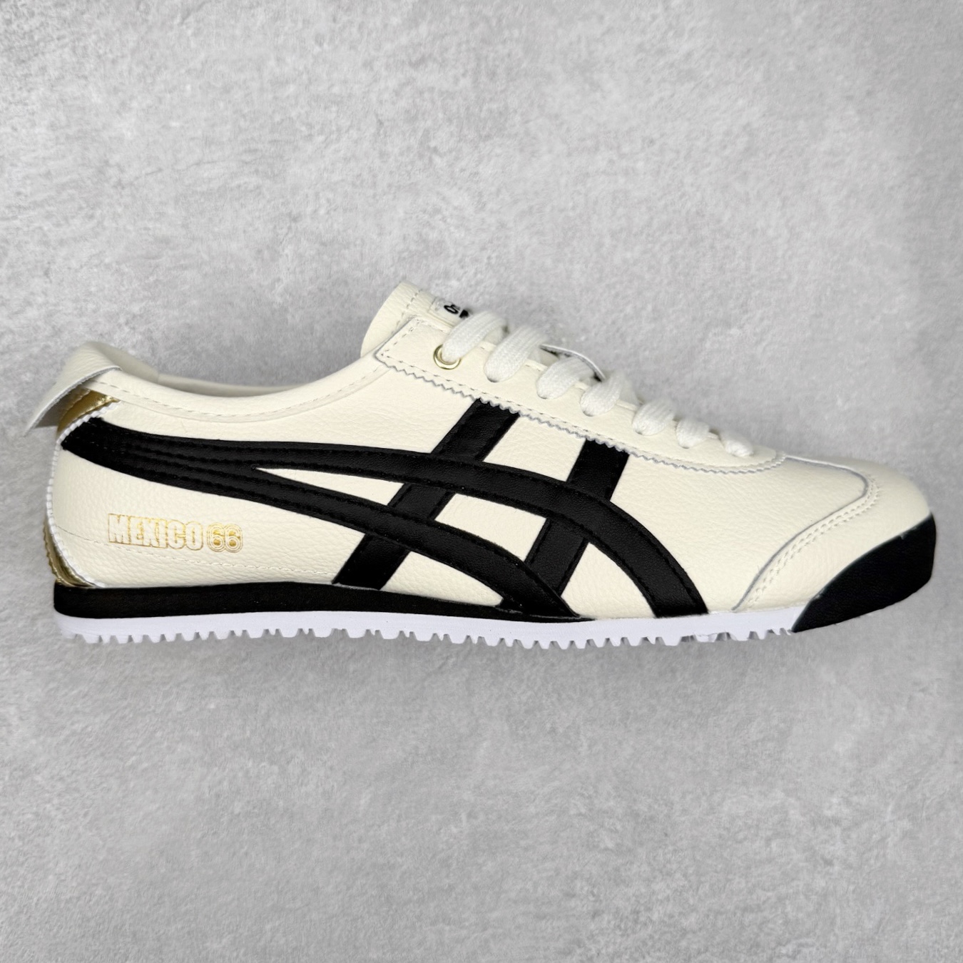 ＃纯原福利 Asics Onitsuka Tiger MEXICO 66 亚瑟士鬼冢虎复古经典板鞋 市场最强版本 原厂牛津布加持 海外订单工厂出品 超成熟稳定的做工品控 原装全套纸板楦头开发 原汁原味 完美呈现版型 私模正确鞋底咬花纹路 一比一鞋头弧度高度鞋身弧度 绝不口嗨 细节品控鞋型随意秒杀市面 原档咬花纹路私模大底 一个单元有六个三角形 总体形拼接呈现花瓣状 官方四联吊牌 原装Ortholite轻量化鞋垫 原盒原配 质保卡 说明书 钢印防尘纸 纸板中底带钢印 乳胶组合鞋垫 支持全方位的对比专柜 产品从款式颜色造型上体现出追求舒适和细节的完美 鞋类更是推崇手工制作的严谨与完美 融舒适性与可穿性的设计风格 注重细节的完美和别致魅力 既保持稳重 又不失轻松的时尚感 尺码：36 37 37.5 38 39 39.5 40 40.5 41.5 42 42.5 43.5 44 45-选品中心