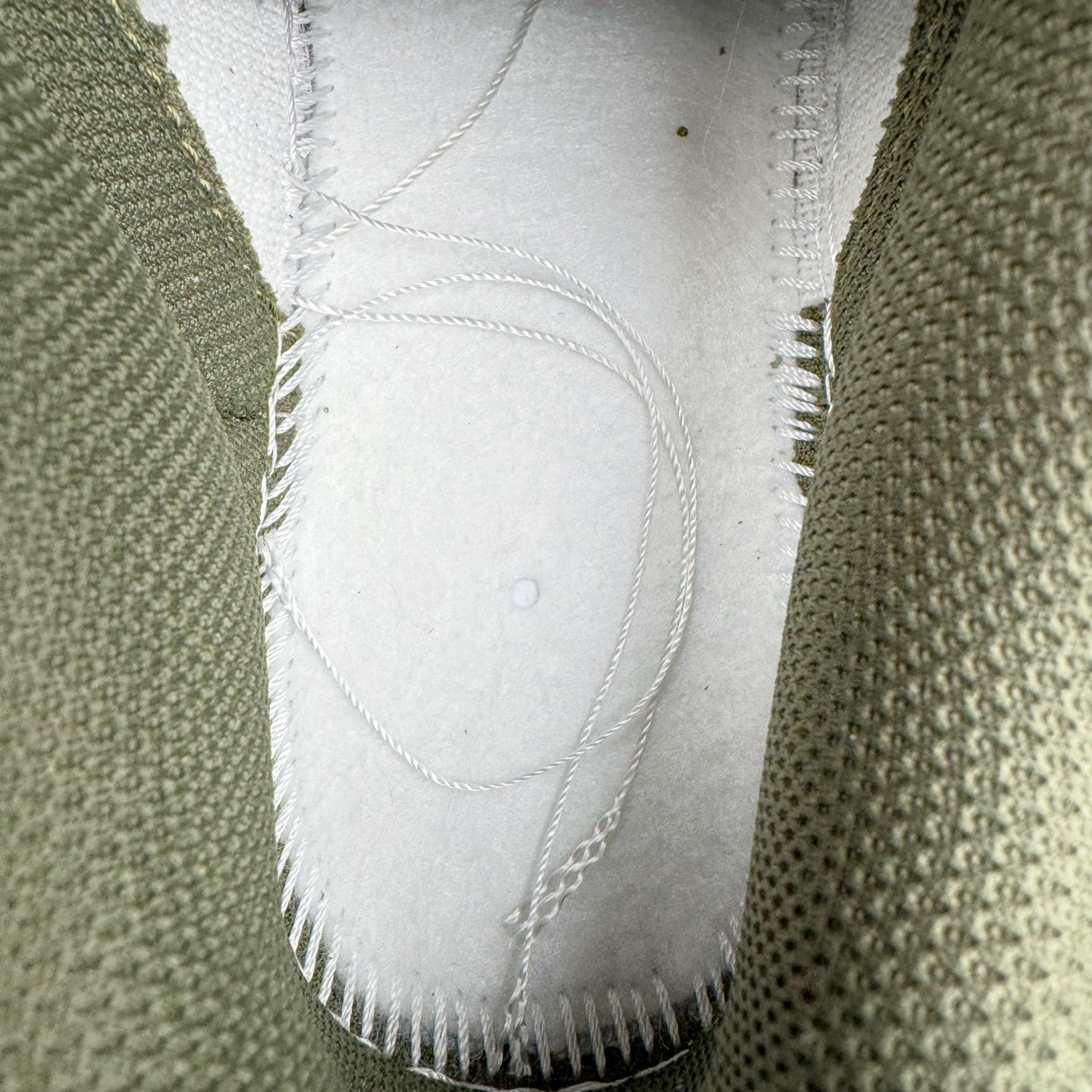 图片[10]-＃YC纯原 NK Dunk Low 羽毛 HF5441-102 此款以经典Dunk Low为廓形，醇厚米白为画布，做旧白交织浅棕鞋带，如大地本色般沉稳包容。标志性黑 Swoosh 划破沉闷，后跟细腻羽毛图腾，是打破常规的个性签章。点缀一抹亮橙，激活视觉记忆。拒绝千篇一律，以细节夺目，重构都市步履美学。定制系列天花板 无原鞋不开发 全系列得物原鞋一比一校对开发 配色持续更新中 终端对接 优势输出 全套原厂楦头原纸板数据档案倾力打造 原汁原味莞产 极致还原 圈内最强针车工艺 高端零售指定版 广东原厂配套原盒原标 鞋盒分三个尺码段 原厂冲刀 超高清洁度 全鞋零毛边皮料切割 采用原厂百宏鞋带以及原厂百宏织唛舌标 内标可供原厂几率过验 进口原装条纹中底布 四线拉帮白色点胶 原厂拉帮手法遵循公司 原厂电绣 极致还原 尺码：36 36.5 37.5 38 38.5 39 40 40.5 41 42 42.5 43 44 44.5 45 46-选品中心