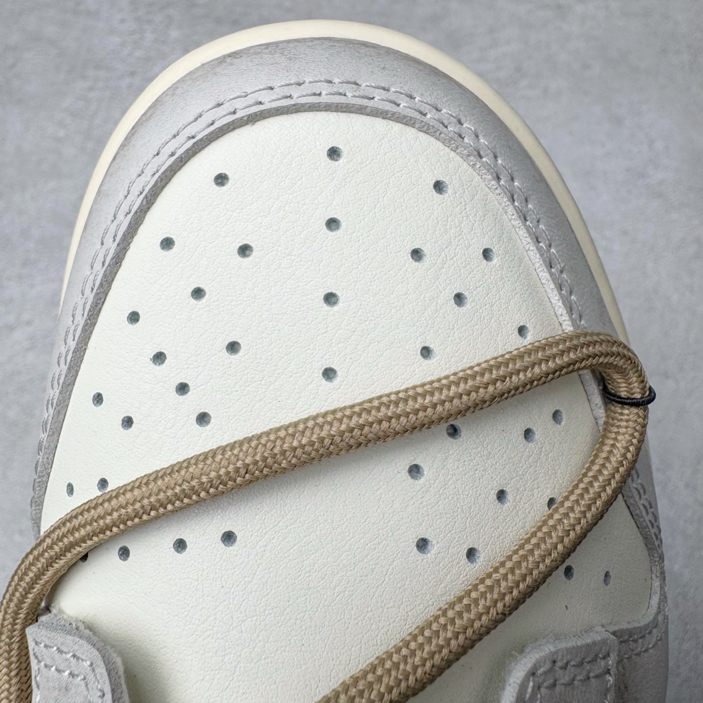 图片[16]-＃YC纯原 NK Dunk Low 羽毛 HF5441-102 此款以经典Dunk Low为廓形，醇厚米白为画布，做旧白交织浅棕鞋带，如大地本色般沉稳包容。标志性黑 Swoosh 划破沉闷，后跟细腻羽毛图腾，是打破常规的个性签章。点缀一抹亮橙，激活视觉记忆。拒绝千篇一律，以细节夺目，重构都市步履美学。定制系列天花板 无原鞋不开发 全系列得物原鞋一比一校对开发 配色持续更新中 终端对接 优势输出 全套原厂楦头原纸板数据档案倾力打造 原汁原味莞产 极致还原 圈内最强针车工艺 高端零售指定版 广东原厂配套原盒原标 鞋盒分三个尺码段 原厂冲刀 超高清洁度 全鞋零毛边皮料切割 采用原厂百宏鞋带以及原厂百宏织唛舌标 内标可供原厂几率过验 进口原装条纹中底布 四线拉帮白色点胶 原厂拉帮手法遵循公司 原厂电绣 极致还原 尺码：36 36.5 37.5 38 38.5 39 40 40.5 41 42 42.5 43 44 44.5 45 46-选品中心