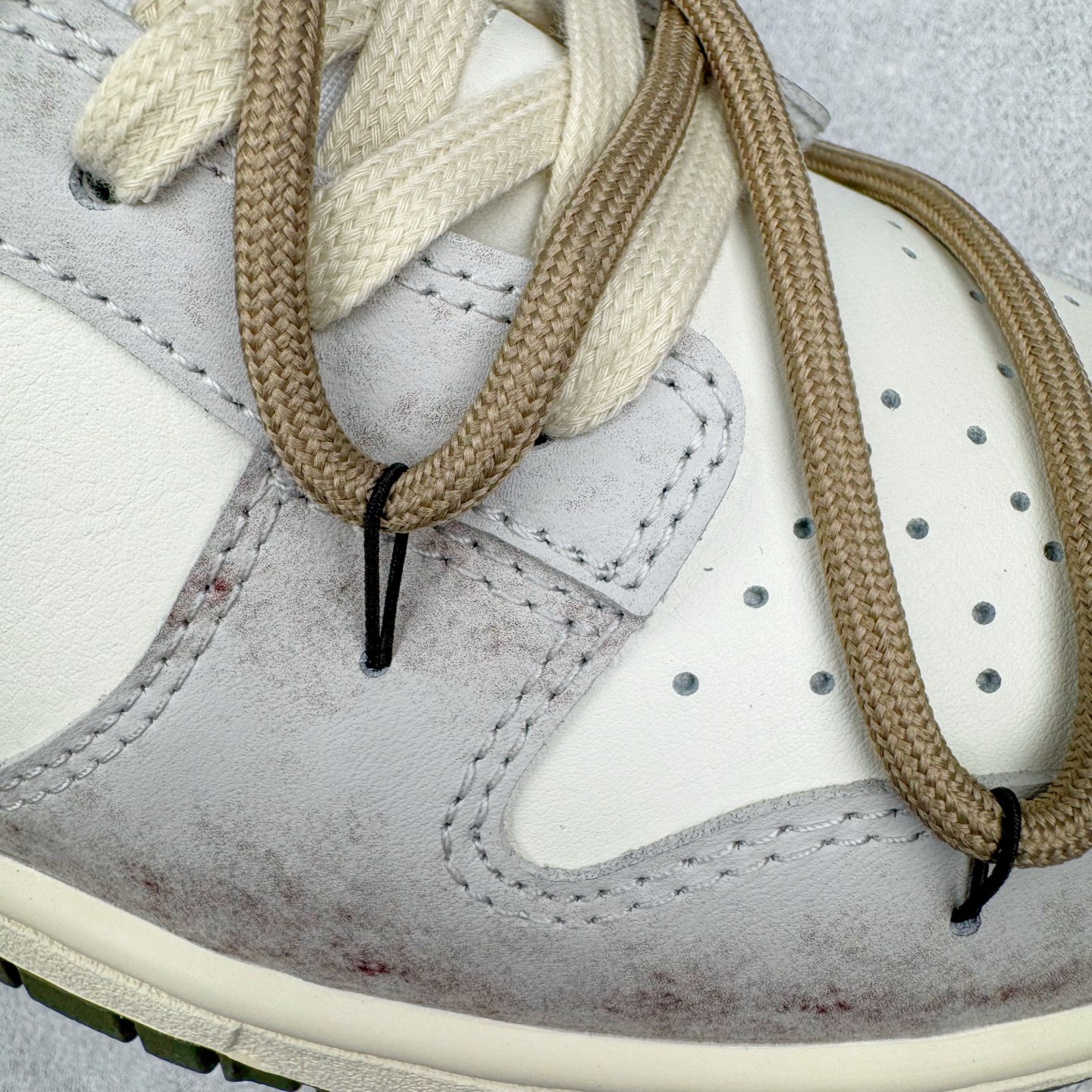 图片[20]-＃YC纯原 NK Dunk Low 羽毛 HF5441-102 此款以经典Dunk Low为廓形，醇厚米白为画布，做旧白交织浅棕鞋带，如大地本色般沉稳包容。标志性黑 Swoosh 划破沉闷，后跟细腻羽毛图腾，是打破常规的个性签章。点缀一抹亮橙，激活视觉记忆。拒绝千篇一律，以细节夺目，重构都市步履美学。定制系列天花板 无原鞋不开发 全系列得物原鞋一比一校对开发 配色持续更新中 终端对接 优势输出 全套原厂楦头原纸板数据档案倾力打造 原汁原味莞产 极致还原 圈内最强针车工艺 高端零售指定版 广东原厂配套原盒原标 鞋盒分三个尺码段 原厂冲刀 超高清洁度 全鞋零毛边皮料切割 采用原厂百宏鞋带以及原厂百宏织唛舌标 内标可供原厂几率过验 进口原装条纹中底布 四线拉帮白色点胶 原厂拉帮手法遵循公司 原厂电绣 极致还原 尺码：36 36.5 37.5 38 38.5 39 40 40.5 41 42 42.5 43 44 44.5 45 46-选品中心