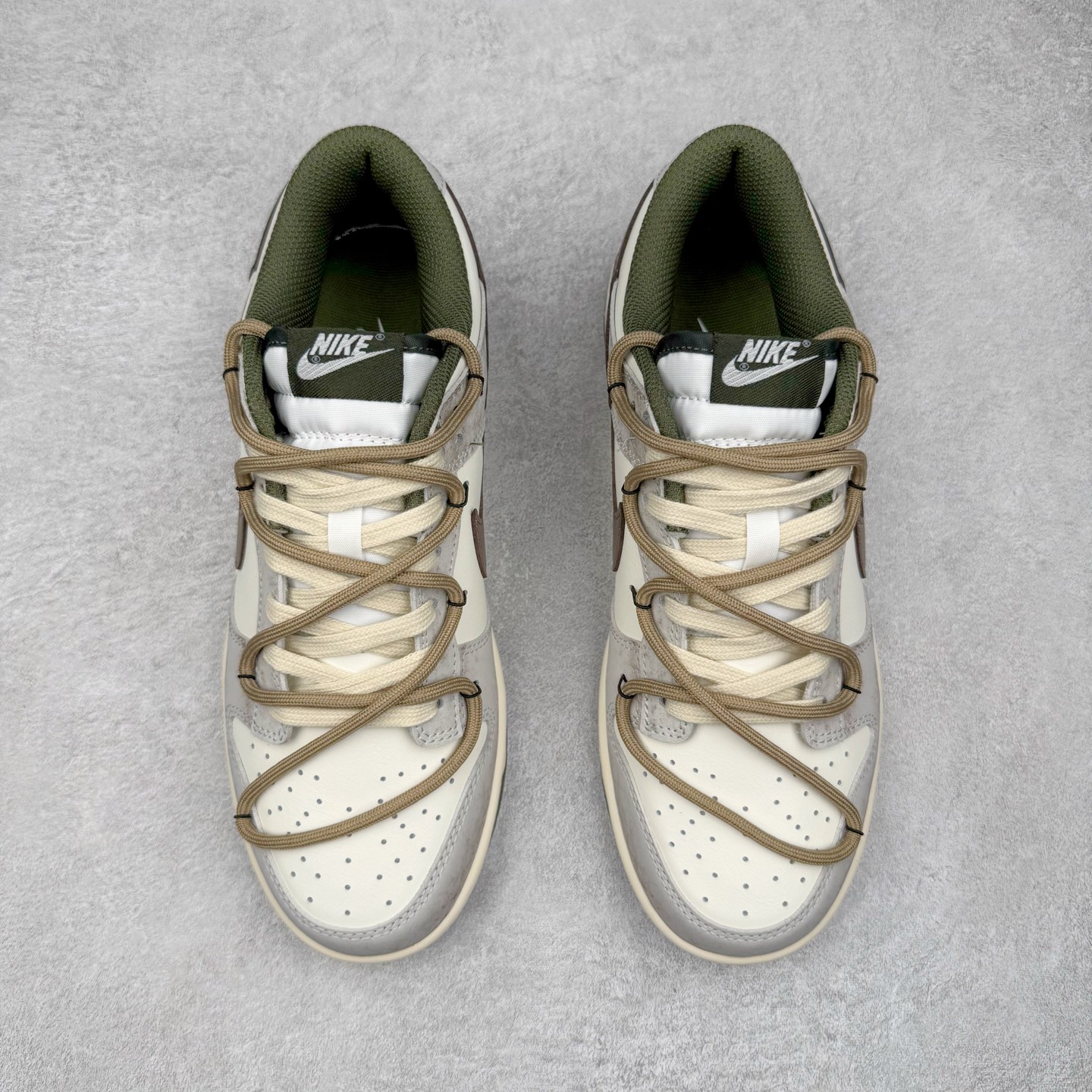 图片[2]-＃YC纯原 NK Dunk Low 羽毛 HF5441-102 此款以经典Dunk Low为廓形，醇厚米白为画布，做旧白交织浅棕鞋带，如大地本色般沉稳包容。标志性黑 Swoosh 划破沉闷，后跟细腻羽毛图腾，是打破常规的个性签章。点缀一抹亮橙，激活视觉记忆。拒绝千篇一律，以细节夺目，重构都市步履美学。定制系列天花板 无原鞋不开发 全系列得物原鞋一比一校对开发 配色持续更新中 终端对接 优势输出 全套原厂楦头原纸板数据档案倾力打造 原汁原味莞产 极致还原 圈内最强针车工艺 高端零售指定版 广东原厂配套原盒原标 鞋盒分三个尺码段 原厂冲刀 超高清洁度 全鞋零毛边皮料切割 采用原厂百宏鞋带以及原厂百宏织唛舌标 内标可供原厂几率过验 进口原装条纹中底布 四线拉帮白色点胶 原厂拉帮手法遵循公司 原厂电绣 极致还原 尺码：36 36.5 37.5 38 38.5 39 40 40.5 41 42 42.5 43 44 44.5 45 46-选品中心