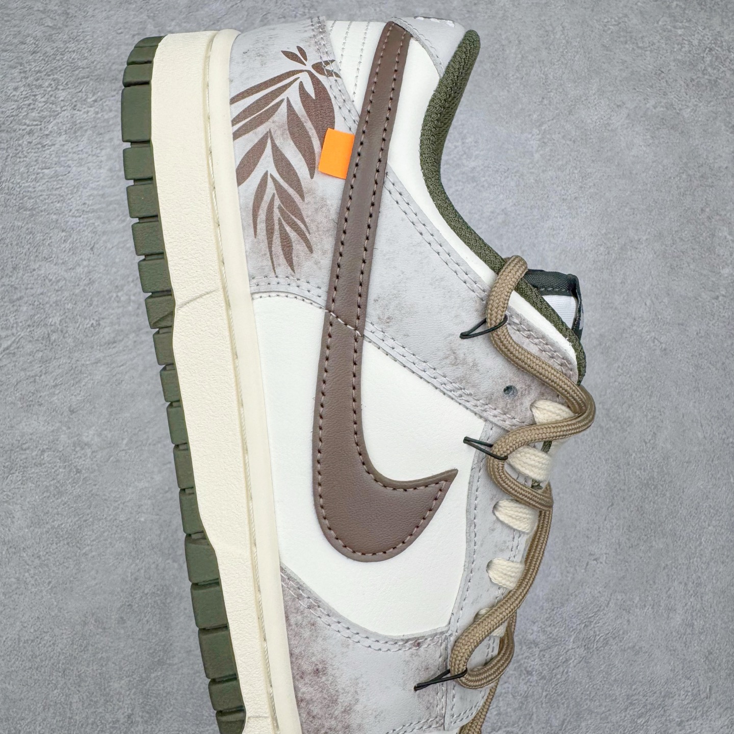 图片[6]-＃YC纯原 NK Dunk Low 羽毛 HF5441-102 此款以经典Dunk Low为廓形，醇厚米白为画布，做旧白交织浅棕鞋带，如大地本色般沉稳包容。标志性黑 Swoosh 划破沉闷，后跟细腻羽毛图腾，是打破常规的个性签章。点缀一抹亮橙，激活视觉记忆。拒绝千篇一律，以细节夺目，重构都市步履美学。定制系列天花板 无原鞋不开发 全系列得物原鞋一比一校对开发 配色持续更新中 终端对接 优势输出 全套原厂楦头原纸板数据档案倾力打造 原汁原味莞产 极致还原 圈内最强针车工艺 高端零售指定版 广东原厂配套原盒原标 鞋盒分三个尺码段 原厂冲刀 超高清洁度 全鞋零毛边皮料切割 采用原厂百宏鞋带以及原厂百宏织唛舌标 内标可供原厂几率过验 进口原装条纹中底布 四线拉帮白色点胶 原厂拉帮手法遵循公司 原厂电绣 极致还原 尺码：36 36.5 37.5 38 38.5 39 40 40.5 41 42 42.5 43 44 44.5 45 46-选品中心