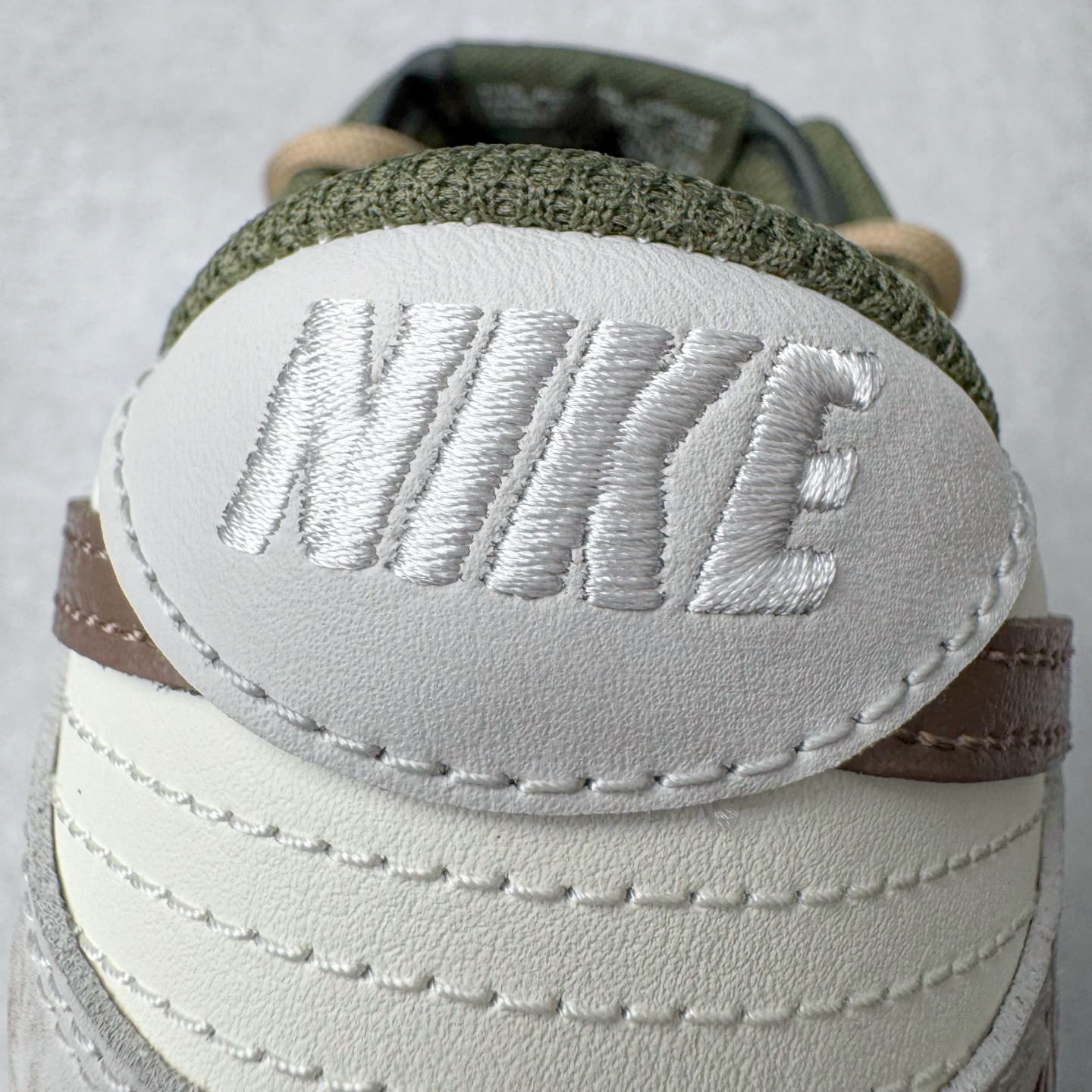 图片[17]-＃YC纯原 NK Dunk Low 羽毛 HF5441-102 此款以经典Dunk Low为廓形，醇厚米白为画布，做旧白交织浅棕鞋带，如大地本色般沉稳包容。标志性黑 Swoosh 划破沉闷，后跟细腻羽毛图腾，是打破常规的个性签章。点缀一抹亮橙，激活视觉记忆。拒绝千篇一律，以细节夺目，重构都市步履美学。定制系列天花板 无原鞋不开发 全系列得物原鞋一比一校对开发 配色持续更新中 终端对接 优势输出 全套原厂楦头原纸板数据档案倾力打造 原汁原味莞产 极致还原 圈内最强针车工艺 高端零售指定版 广东原厂配套原盒原标 鞋盒分三个尺码段 原厂冲刀 超高清洁度 全鞋零毛边皮料切割 采用原厂百宏鞋带以及原厂百宏织唛舌标 内标可供原厂几率过验 进口原装条纹中底布 四线拉帮白色点胶 原厂拉帮手法遵循公司 原厂电绣 极致还原 尺码：36 36.5 37.5 38 38.5 39 40 40.5 41 42 42.5 43 44 44.5 45 46-选品中心