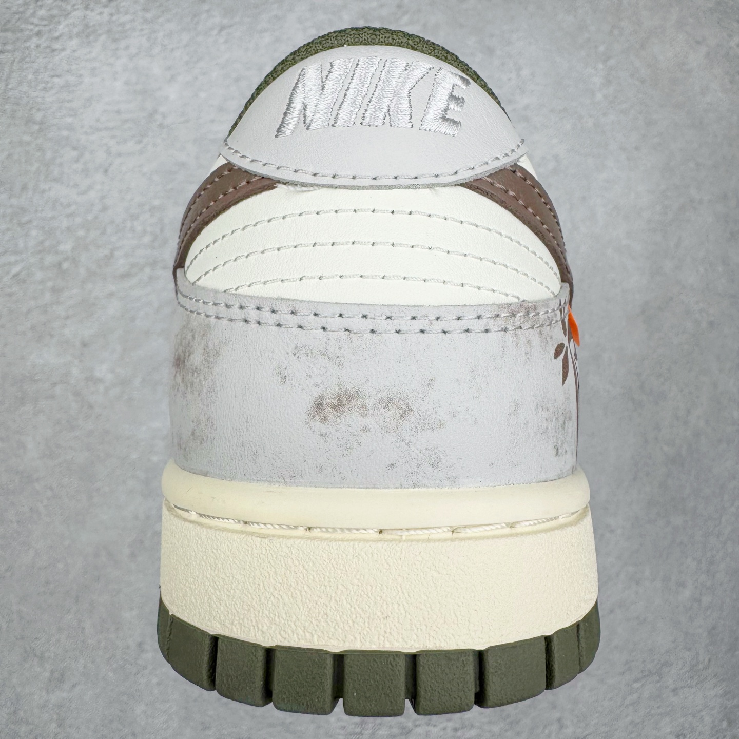 图片[8]-＃YC纯原 NK Dunk Low 羽毛 HF5441-102 此款以经典Dunk Low为廓形，醇厚米白为画布，做旧白交织浅棕鞋带，如大地本色般沉稳包容。标志性黑 Swoosh 划破沉闷，后跟细腻羽毛图腾，是打破常规的个性签章。点缀一抹亮橙，激活视觉记忆。拒绝千篇一律，以细节夺目，重构都市步履美学。定制系列天花板 无原鞋不开发 全系列得物原鞋一比一校对开发 配色持续更新中 终端对接 优势输出 全套原厂楦头原纸板数据档案倾力打造 原汁原味莞产 极致还原 圈内最强针车工艺 高端零售指定版 广东原厂配套原盒原标 鞋盒分三个尺码段 原厂冲刀 超高清洁度 全鞋零毛边皮料切割 采用原厂百宏鞋带以及原厂百宏织唛舌标 内标可供原厂几率过验 进口原装条纹中底布 四线拉帮白色点胶 原厂拉帮手法遵循公司 原厂电绣 极致还原 尺码：36 36.5 37.5 38 38.5 39 40 40.5 41 42 42.5 43 44 44.5 45 46-选品中心