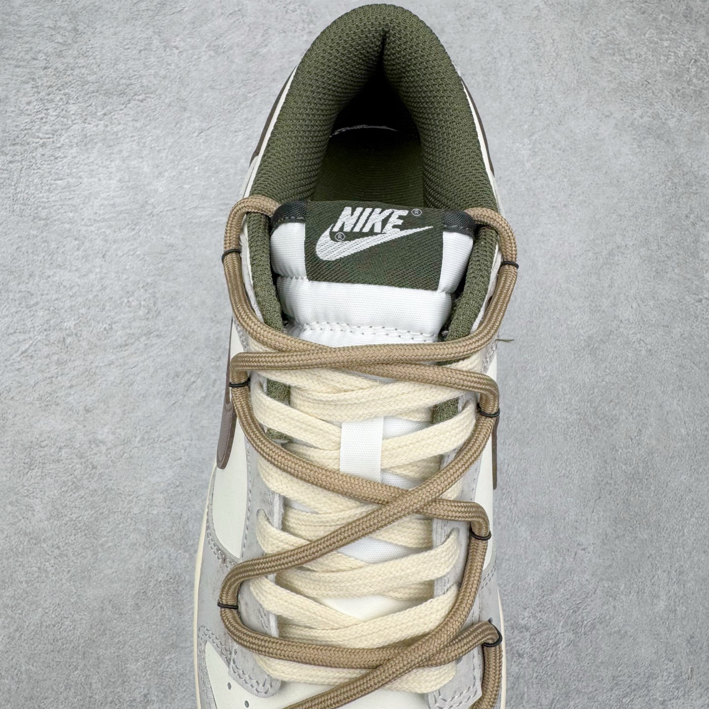 图片[5]-＃YC纯原 NK Dunk Low 羽毛 HF5441-102 此款以经典Dunk Low为廓形，醇厚米白为画布，做旧白交织浅棕鞋带，如大地本色般沉稳包容。标志性黑 Swoosh 划破沉闷，后跟细腻羽毛图腾，是打破常规的个性签章。点缀一抹亮橙，激活视觉记忆。拒绝千篇一律，以细节夺目，重构都市步履美学。定制系列天花板 无原鞋不开发 全系列得物原鞋一比一校对开发 配色持续更新中 终端对接 优势输出 全套原厂楦头原纸板数据档案倾力打造 原汁原味莞产 极致还原 圈内最强针车工艺 高端零售指定版 广东原厂配套原盒原标 鞋盒分三个尺码段 原厂冲刀 超高清洁度 全鞋零毛边皮料切割 采用原厂百宏鞋带以及原厂百宏织唛舌标 内标可供原厂几率过验 进口原装条纹中底布 四线拉帮白色点胶 原厂拉帮手法遵循公司 原厂电绣 极致还原 尺码：36 36.5 37.5 38 38.5 39 40 40.5 41 42 42.5 43 44 44.5 45 46-选品中心