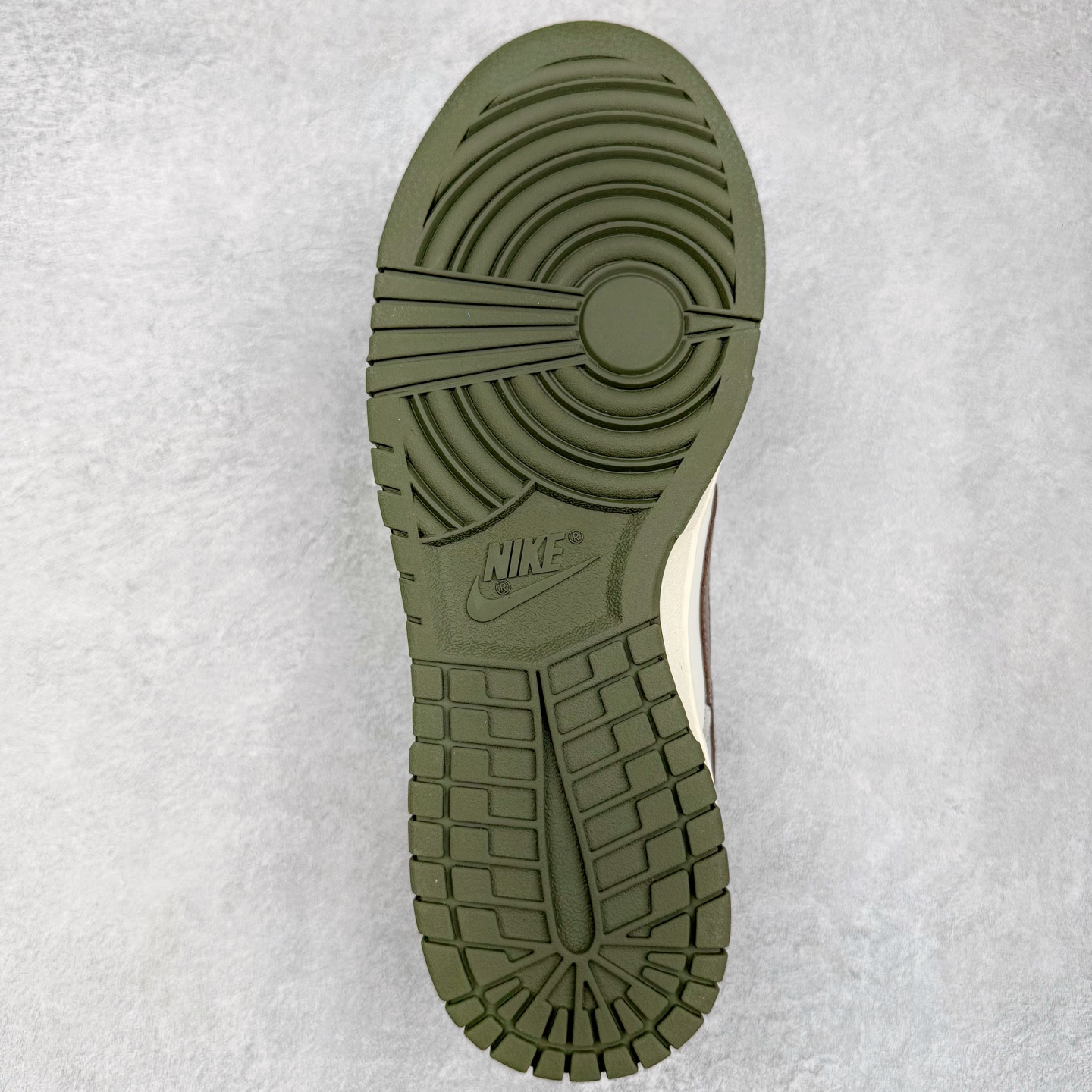 图片[9]-＃YC纯原 NK Dunk Low 羽毛 HF5441-102 此款以经典Dunk Low为廓形，醇厚米白为画布，做旧白交织浅棕鞋带，如大地本色般沉稳包容。标志性黑 Swoosh 划破沉闷，后跟细腻羽毛图腾，是打破常规的个性签章。点缀一抹亮橙，激活视觉记忆。拒绝千篇一律，以细节夺目，重构都市步履美学。定制系列天花板 无原鞋不开发 全系列得物原鞋一比一校对开发 配色持续更新中 终端对接 优势输出 全套原厂楦头原纸板数据档案倾力打造 原汁原味莞产 极致还原 圈内最强针车工艺 高端零售指定版 广东原厂配套原盒原标 鞋盒分三个尺码段 原厂冲刀 超高清洁度 全鞋零毛边皮料切割 采用原厂百宏鞋带以及原厂百宏织唛舌标 内标可供原厂几率过验 进口原装条纹中底布 四线拉帮白色点胶 原厂拉帮手法遵循公司 原厂电绣 极致还原 尺码：36 36.5 37.5 38 38.5 39 40 40.5 41 42 42.5 43 44 44.5 45 46-选品中心