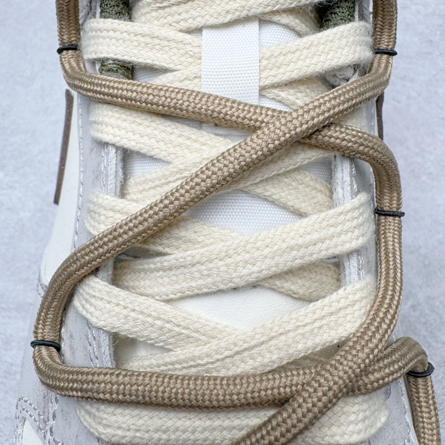 图片[15]-＃YC纯原 NK Dunk Low 羽毛 HF5441-102 此款以经典Dunk Low为廓形，醇厚米白为画布，做旧白交织浅棕鞋带，如大地本色般沉稳包容。标志性黑 Swoosh 划破沉闷，后跟细腻羽毛图腾，是打破常规的个性签章。点缀一抹亮橙，激活视觉记忆。拒绝千篇一律，以细节夺目，重构都市步履美学。定制系列天花板 无原鞋不开发 全系列得物原鞋一比一校对开发 配色持续更新中 终端对接 优势输出 全套原厂楦头原纸板数据档案倾力打造 原汁原味莞产 极致还原 圈内最强针车工艺 高端零售指定版 广东原厂配套原盒原标 鞋盒分三个尺码段 原厂冲刀 超高清洁度 全鞋零毛边皮料切割 采用原厂百宏鞋带以及原厂百宏织唛舌标 内标可供原厂几率过验 进口原装条纹中底布 四线拉帮白色点胶 原厂拉帮手法遵循公司 原厂电绣 极致还原 尺码：36 36.5 37.5 38 38.5 39 40 40.5 41 42 42.5 43 44 44.5 45 46-选品中心