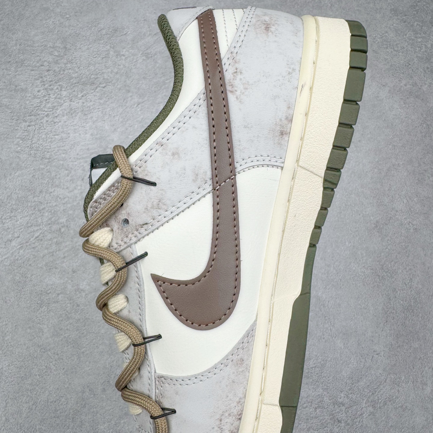 图片[7]-＃YC纯原 NK Dunk Low 羽毛 HF5441-102 此款以经典Dunk Low为廓形，醇厚米白为画布，做旧白交织浅棕鞋带，如大地本色般沉稳包容。标志性黑 Swoosh 划破沉闷，后跟细腻羽毛图腾，是打破常规的个性签章。点缀一抹亮橙，激活视觉记忆。拒绝千篇一律，以细节夺目，重构都市步履美学。定制系列天花板 无原鞋不开发 全系列得物原鞋一比一校对开发 配色持续更新中 终端对接 优势输出 全套原厂楦头原纸板数据档案倾力打造 原汁原味莞产 极致还原 圈内最强针车工艺 高端零售指定版 广东原厂配套原盒原标 鞋盒分三个尺码段 原厂冲刀 超高清洁度 全鞋零毛边皮料切割 采用原厂百宏鞋带以及原厂百宏织唛舌标 内标可供原厂几率过验 进口原装条纹中底布 四线拉帮白色点胶 原厂拉帮手法遵循公司 原厂电绣 极致还原 尺码：36 36.5 37.5 38 38.5 39 40 40.5 41 42 42.5 43 44 44.5 45 46-选品中心